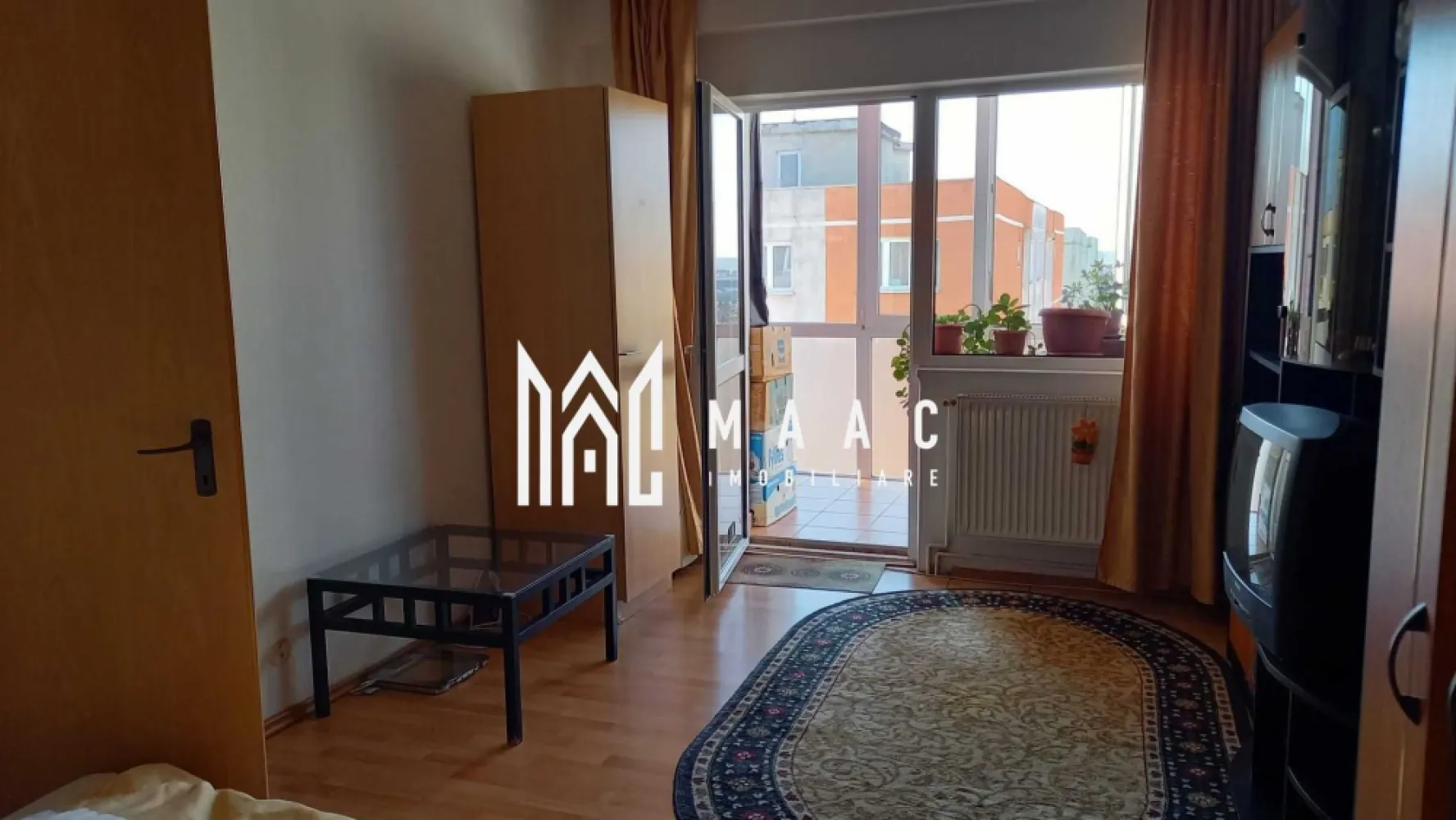 Apartament 2 camere | Decomandat | 48 MPU | Vasile Aaron - MAAC Imobiliare vă propune spre vânzare un apartament cu 2 camere, decomandat, situat în cartierul Vasile Aaron, la etajul 10 din 10, Detalii proprietate: Suprafață utilă: 48 mp Balcon închis cu geam termopan Etaj: 10/10 Boxă la subsol Compartimentare eficientă: Hol generos la intrare, amenajat ca zonă de zi Living Dormitor Bucătărie separată Baie Balcon închis Dotări și stare: Centrală termică proprie Geamuri termopan Apartament bine întreținut Se vinde mobilat, gata pentru mutare Avantajele etajului 10: Liniște sporită, fără zgomot deasupra Vedere deschisă și multă lumină naturală Intimitate crescută Aer mai curat comparativ cu etajele inferioare Avantaje zonă – Vasile Aaron: Aproape de școli, grădinițe, magazine și piețe Stații de autobuz în imediata apropiere Acces rapid către centrul orașului și alte cartiere Zonă căutată, ideală atât pentru locuit, cât și pentru investiție Pentru mai multe detalii precizati telefonic ca ati vazut anuntul cu ID: CP2856900 }}