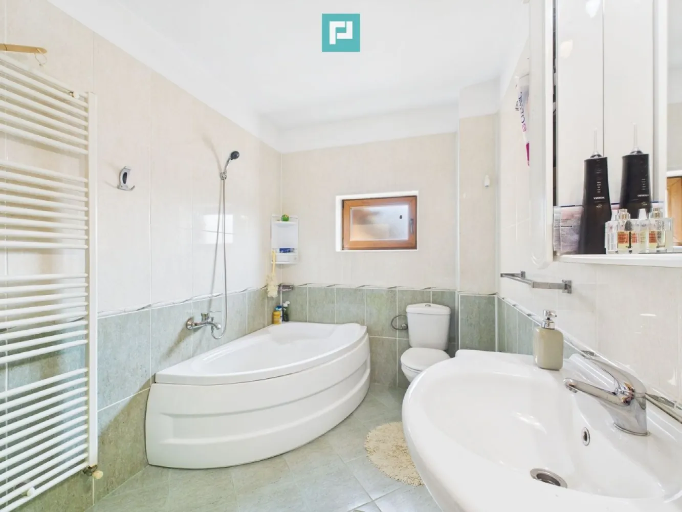 Vilă cu 7 camere, zona Aradului - Timișoara - Vă propunem spre vânzare o casă individuală, situată într-o zonă liniștită și accesibilă din Calea Aradului, ideală pentru o familie numeroasă sau pentru cei care iubesc spațiile generoase. Caracteristici principale: • Compartimentare excelentă: • Parter: hol de acces, cameră de zi ,bucătărie închisă cu loc de luat masa, dormitor , birou, baie, spațiu depozitare, garaj . • Etaj: hol de acces , living ,4 dormitoare, 2 băi ,3 balcoane , plus pod care se poate folosi pentru spațiu de depozitare . Dotări : • Încălzire pe calorifere cu centrală proprie. • Acoperiș din țiglă , durabil și estetic. • Parchet laminat, gresie, faianță, ferestre cu tâmplărie PVC si geam termopan, • Spații exterioare: • Terasă pentru relaxare. • Curte amenajată cu plante decorative, cu două fronturi stradale in suprafață de 431 m², ideală pentru activități în aer liber. • Conexiuni și facilități: • Toate utilitățile disponibile: apă, gaz, curent, canalizare, drum asfaltat . • Teren împrejmuit, poartă acces auto automată si poartă acces pietonal • Amplasare excelentă, cu acces facil la mijloace de transport Dacă ti-am stârnit interesul ,contactează-ne acum, pentru mai multe detalii și pentru a programa o vizionare! Dina Driment - consultant imobiliar Property Lab - 0721869140 e-mail: dina.driment@propertylab.ro CP2332558 }}