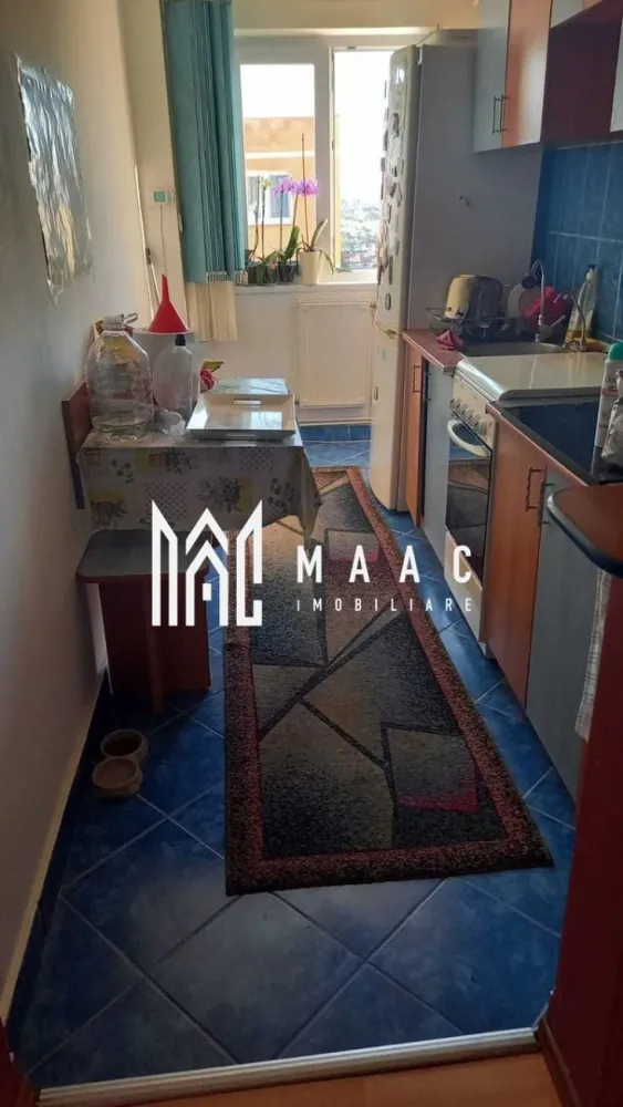 Apartament 2 camere | Decomandat | 48 MPU | Vasile Aaron - MAAC Imobiliare vă propune spre vânzare un apartament cu 2 camere, decomandat, situat în cartierul Vasile Aaron, la etajul 10 din 10, Detalii proprietate: Suprafață utilă: 48 mp Balcon închis cu geam termopan Etaj: 10/10 Boxă la subsol Compartimentare eficientă: Hol generos la intrare, amenajat ca zonă de zi Living Dormitor Bucătărie separată Baie Balcon închis Dotări și stare: Centrală termică proprie Geamuri termopan Apartament bine întreținut Se vinde mobilat, gata pentru mutare Avantajele etajului 10: Liniște sporită, fără zgomot deasupra Vedere deschisă și multă lumină naturală Intimitate crescută Aer mai curat comparativ cu etajele inferioare Avantaje zonă – Vasile Aaron: Aproape de școli, grădinițe, magazine și piețe Stații de autobuz în imediata apropiere Acces rapid către centrul orașului și alte cartiere Zonă căutată, ideală atât pentru locuit, cât și pentru investiție Pentru mai multe detalii precizati telefonic ca ati vazut anuntul cu ID: CP2856900 }}