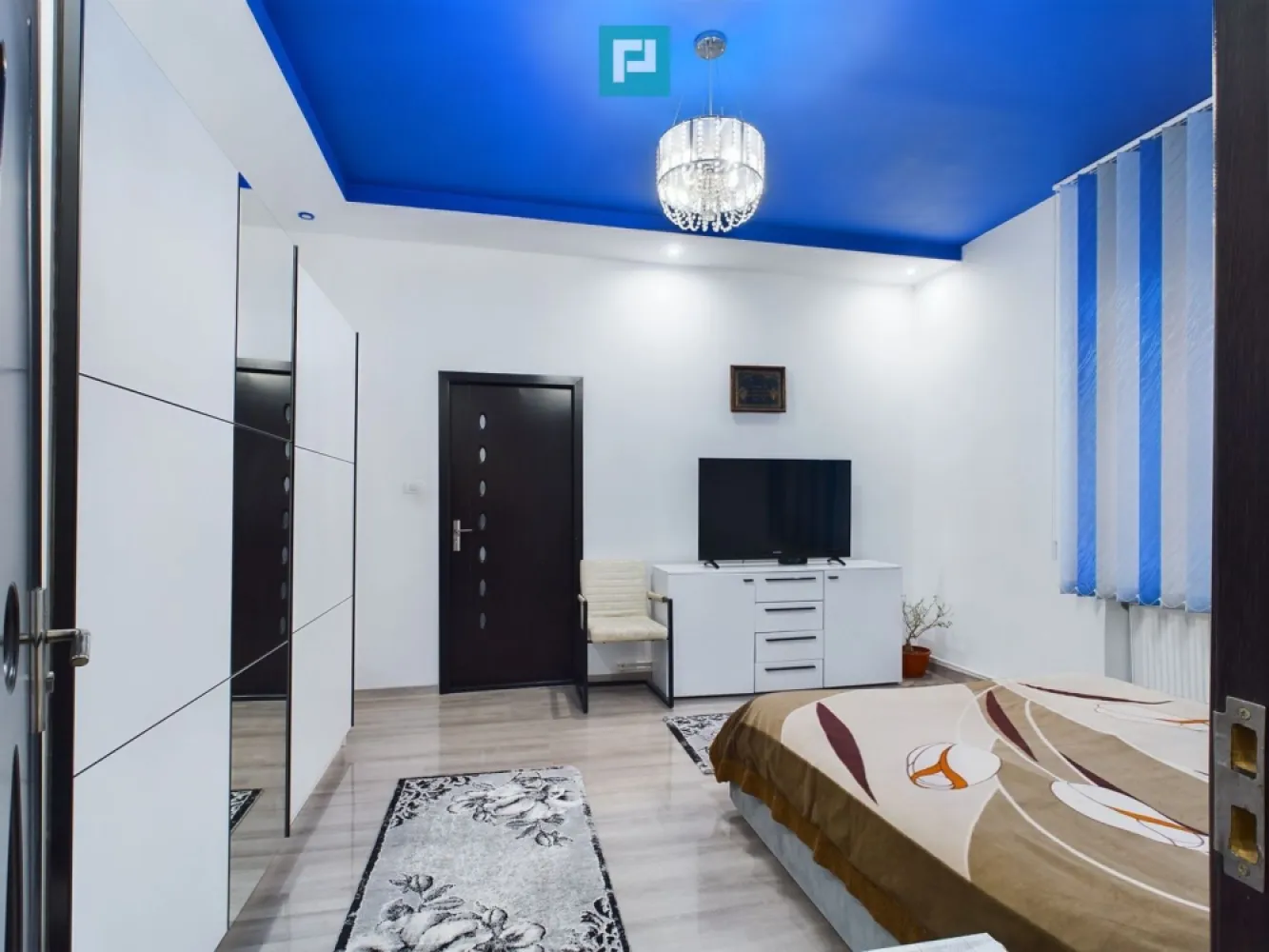 Apartament 3 camere , Splaiul Tudor Vladimirescu - Apartament cu 3 camere, amplasat într-o zonă centrala de excepție, pe malul Begăi, perfect pentru un stil de viață modern și elegant. Situat la etajul 2, acest apartament spațios impresionează prin luminozitatea și compartimentarea funcțională, ideal pentru iubitorii de arhitectura clasica. Apartamentul detine , un living spatios, bucatarie, 2 dormitoare si 2 băi aerisite, fiecare dotată cu geam pentru ventilație naturală, oferind confort maxim. Este o locație privilegiată, cu acces facil la punctele de interes din oraș si iti garanteaza o investitie de exceptie pentru viitor. Pretul afisat este pentru varianta ,apartament nemobilat Contacteaza-ne pentru detalii si dă start noii tale aventuri ! Pentru mai multe informatii si vizionari nu ezitati sa ne contactati ! Dina Driment - consultant imobiliar PropertyLab Telefon : 0721869140 e-mail: dina.driment@propertyllab.ro CP2332636 }}