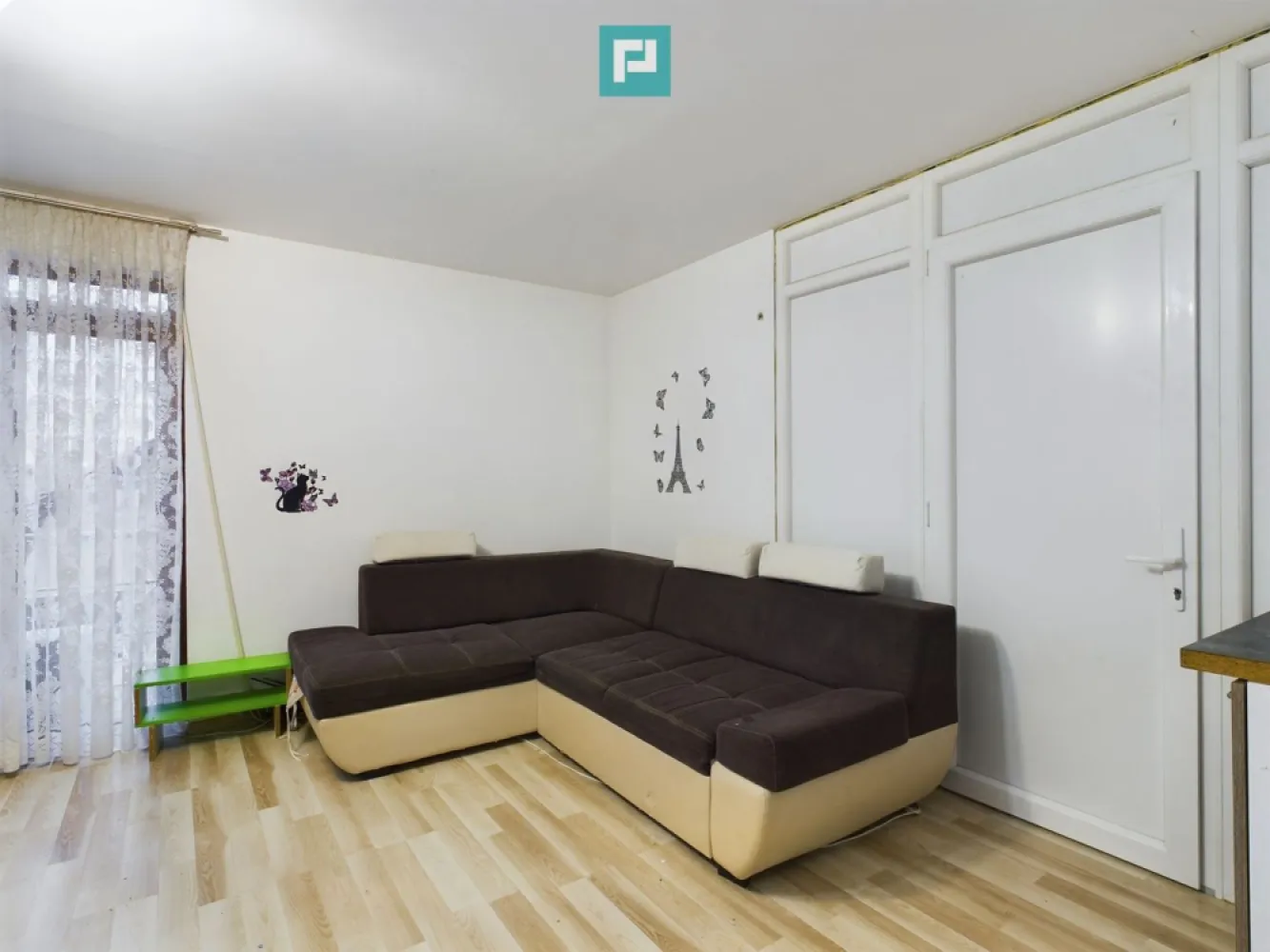 Apartament cu 3 camere pe 2 niveluri în Dumbrăvița - Apartament deosebit cu 3 camere, pe două niveluri în Dumbrăvița Apartament spațios și modern, situat într-o zonă liniștită, aproape de toate facilitățile necesare. • Suprafață utilă : ~ 65 mp + 6 mp balcon • Etaj: 2 • Bucătărie închisă, ideală pentru intimitatea familiei • Loc de parcare inclus ~ Avantaje și locație : • Acces rapid la mijloacele de transport în comun • Supermarketuri, parcuri și școli la câțiva pași • Compartimentare inteligentă pentru confort maxim • Balcon generos, perfect pentru relaxare Apartamentul este potrivit atât pentru locuit, cât și pentru investiție, oferind un echilibru ideal între liniște și accesibilitate. Pentru mai multe detalii și vizionări, contactează : Marian Dobre – Consultant Imobiliar Property Lab Telefon: 0773 700 389 E-mail: marian.dobre@propertylab.ro Cod Proprietate: 2332742 }}