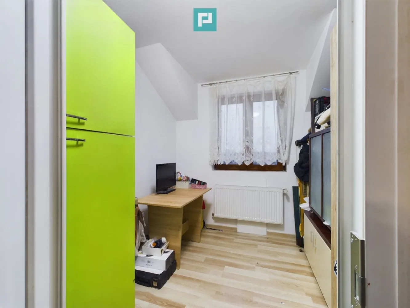 Apartament cu 3 camere pe 2 niveluri în Dumbrăvița - Apartament deosebit cu 3 camere, pe două niveluri în Dumbrăvița Apartament spațios și modern, situat într-o zonă liniștită, aproape de toate facilitățile necesare. • Suprafață utilă : ~ 65 mp + 6 mp balcon • Etaj: 2 • Bucătărie închisă, ideală pentru intimitatea familiei • Loc de parcare inclus ~ Avantaje și locație : • Acces rapid la mijloacele de transport în comun • Supermarketuri, parcuri și școli la câțiva pași • Compartimentare inteligentă pentru confort maxim • Balcon generos, perfect pentru relaxare Apartamentul este potrivit atât pentru locuit, cât și pentru investiție, oferind un echilibru ideal între liniște și accesibilitate. Pentru mai multe detalii și vizionări, contactează : Marian Dobre – Consultant Imobiliar Property Lab Telefon: 0773 700 389 E-mail: marian.dobre@propertylab.ro Cod Proprietate: 2332742 }}