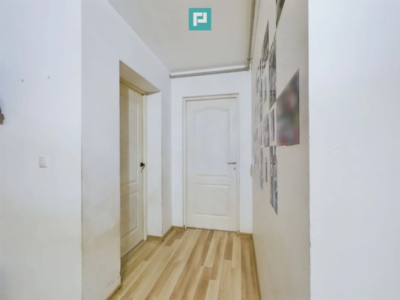 Apartament cu 3 camere pe 2 niveluri în Dumbrăvița - Apartament deosebit cu 3 camere, pe două niveluri în Dumbrăvița Apartament spațios și modern, situat într-o zonă liniștită, aproape de toate facilitățile necesare. • Suprafață utilă : ~ 65 mp + 6 mp balcon • Etaj: 2 • Bucătărie închisă, ideală pentru intimitatea familiei • Loc de parcare inclus ~ Avantaje și locație : • Acces rapid la mijloacele de transport în comun • Supermarketuri, parcuri și școli la câțiva pași • Compartimentare inteligentă pentru confort maxim • Balcon generos, perfect pentru relaxare Apartamentul este potrivit atât pentru locuit, cât și pentru investiție, oferind un echilibru ideal între liniște și accesibilitate. Pentru mai multe detalii și vizionări, contactează : Marian Dobre – Consultant Imobiliar Property Lab Telefon: 0773 700 389 E-mail: marian.dobre@propertylab.ro Cod Proprietate: 2332742 }}