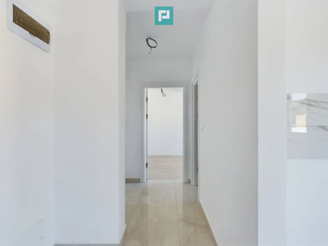 Penthouse 3 camere | ~80 mp | Giroc - zona Lidl - Penthouse modern cu 3 camere într-o locație liniștită, cu acces rapid către facilități urbane esențiale. ~ Detalii generale : • Suprafață utilă: 77,5 mp + balcon • Loc de parcare înscris în CF ~ Compartimentare eficientă : • 2 dormitoare spațioase • Living generos și luminos • 2 băi cu finisaje moderne și accesorii de calitate • Terasă generoasă: ideală pentru relaxare în aer liber • Scară interioară elegantă: acces către etajul superior, adaugă un plus de stil și funcționalitate ~ Avantaje locație : • Situat în zona Lidl - Giroc, cu acces rapid la arterele principale • În apropiere: supermarketuri, farmacii, cafenele, facilități comerciale • Zonă rezidențială liniștită, bine conectată la infrastructura locală • Potrivit pentru locuință permanentă sau investiție pe termen lung ~ Alte beneficii : • Apartament finalizat – disponibil pentru mutare imediată • Consultanță gratuită pentru obținerea celui mai avantajos credit ~ Contact: Marian Dobre – Consultant Imobiliar PropertyLab Timișoara Telefon: 0773 700 389 E-mail: marian.dobre@propertylab.ro Cod Proprietate: 2332757 }}