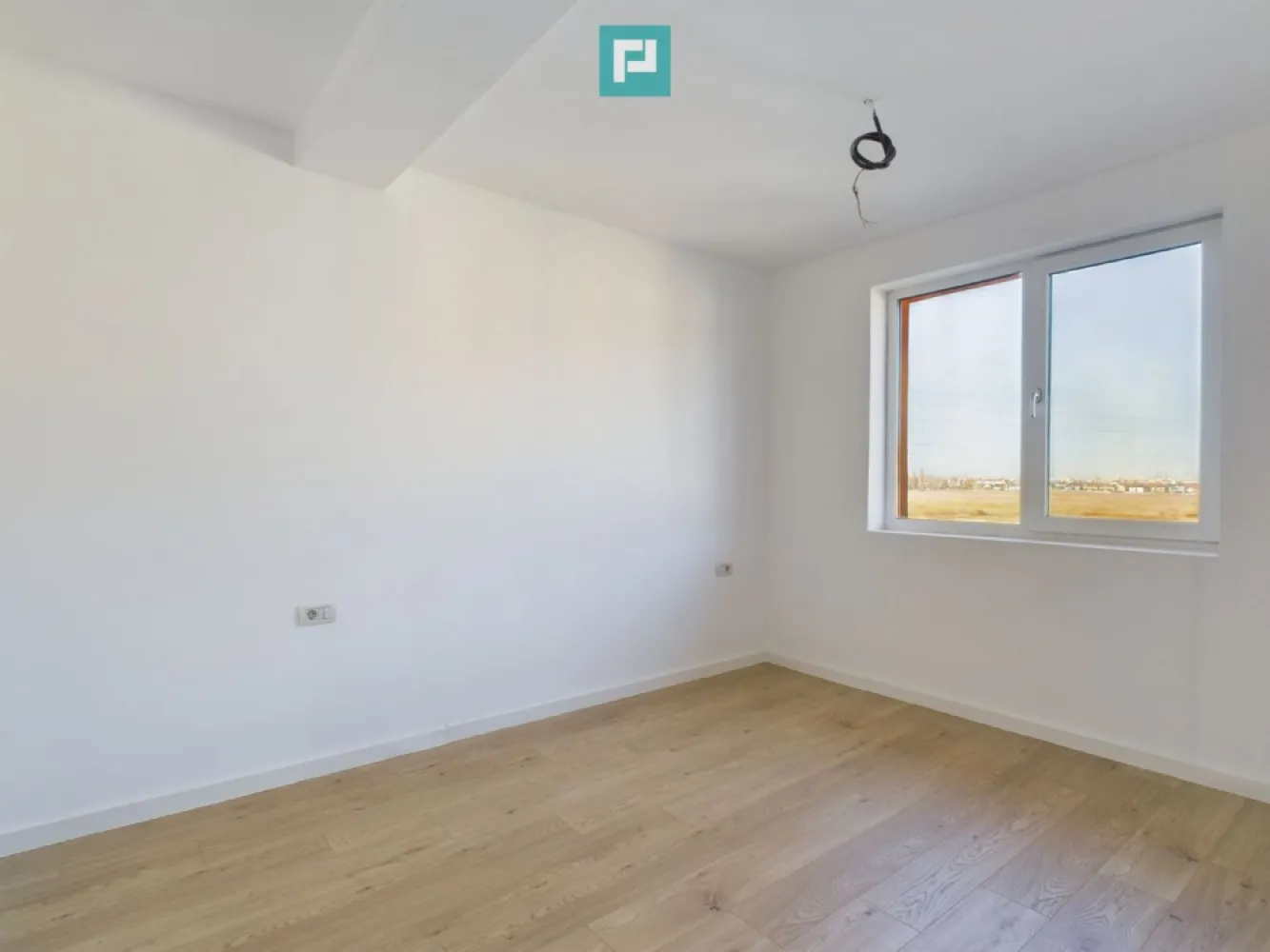 Penthouse 3 camere | ~80 mp | Giroc - zona Lidl - Penthouse modern cu 3 camere într-o locație liniștită, cu acces rapid către facilități urbane esențiale. ~ Detalii generale : • Suprafață utilă: 77,5 mp + balcon • Loc de parcare înscris în CF ~ Compartimentare eficientă : • 2 dormitoare spațioase • Living generos și luminos • 2 băi cu finisaje moderne și accesorii de calitate • Terasă generoasă: ideală pentru relaxare în aer liber • Scară interioară elegantă: acces către etajul superior, adaugă un plus de stil și funcționalitate ~ Avantaje locație : • Situat în zona Lidl - Giroc, cu acces rapid la arterele principale • În apropiere: supermarketuri, farmacii, cafenele, facilități comerciale • Zonă rezidențială liniștită, bine conectată la infrastructura locală • Potrivit pentru locuință permanentă sau investiție pe termen lung ~ Alte beneficii : • Apartament finalizat – disponibil pentru mutare imediată • Consultanță gratuită pentru obținerea celui mai avantajos credit ~ Contact: Marian Dobre – Consultant Imobiliar PropertyLab Timișoara Telefon: 0773 700 389 E-mail: marian.dobre@propertylab.ro Cod Proprietate: 2332757 }}