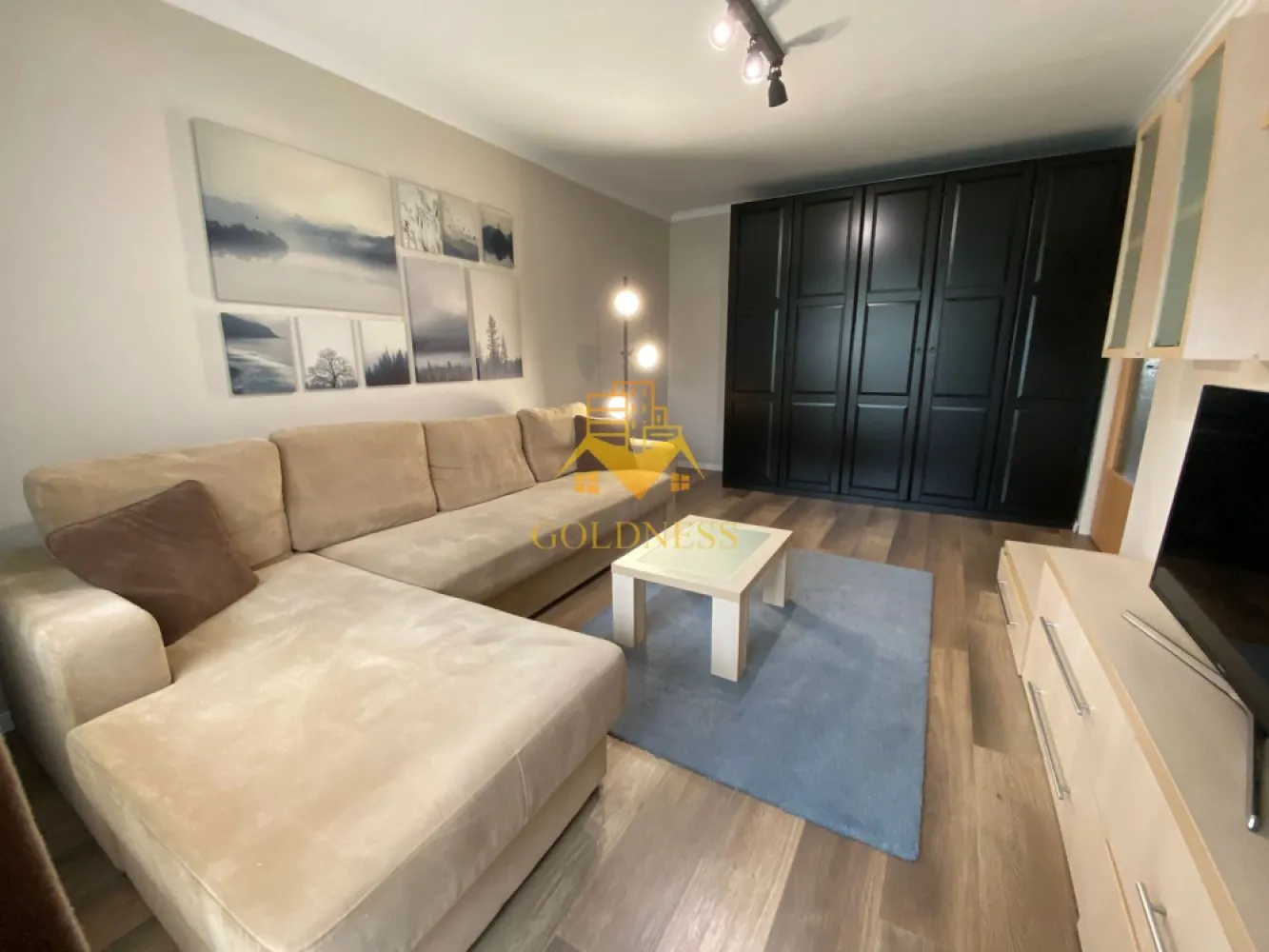 3 camere decomandate, Zorilor, Spitalul de Recuperare, Observatorului - GOLDNESS Imobiliare vă propune spre închiriere un apartament cu 3 camere complet mobilat și utilat, la etajul 3 într-un imobil de 4 etaje, în cartierul Zorilor. 
Apartamentul este compartimentat astfel:
- dormitor cu pat matrimonial, dressing, noptiere.
- dormitor cu pat suprapus, dressing, birou.
- cameră cu canapea extensibilă, comodă TV, spațiu pentru depozitare, dressing.
- bucatarie complet mobilata si utilata, loc de servit masa
- baie cu cadă, calorifer port prosop inox și dulap pentru depozitare.
-baie cu cabină de duș, calorifer port prosop inox și dulap pentru depozitare.

Imobilul este dotat cu toate cele necesare - centrală proprie, mașină de spălat haine, frigider, aragaz, hotă, TV, etc. 
Se află în apropierea stațiilor de transport în comun, magazine, restaurante, spații verzi, farmacii, etc. 

Dacă sunteți interesați de acest apartament și doriți să îl vizionați, dar și pentru alte oferte sau detalii nu ezitați să ne contactați telefonic sau prin e-mail - goldnessimobiliare@gmail.com. Vă stăm la dispoziție!
Pentru intermediere se percepe un comision de 50% din prețul chiriei!
