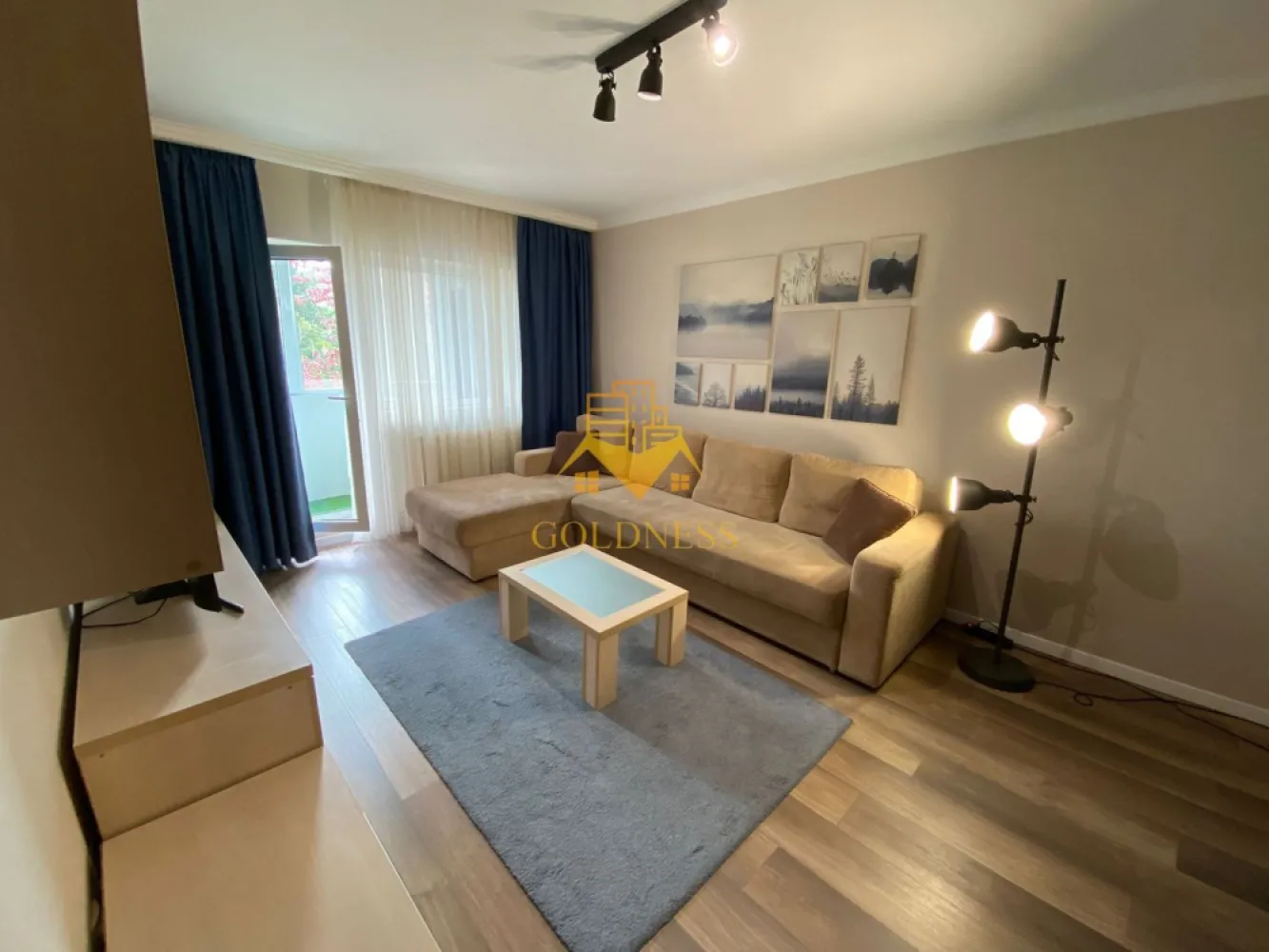3 camere decomandate, Zorilor, Spitalul de Recuperare, Observatorului - GOLDNESS Imobiliare vă propune spre închiriere un apartament cu 3 camere complet mobilat și utilat, la etajul 3 într-un imobil de 4 etaje, în cartierul Zorilor. 
Apartamentul este compartimentat astfel:
- dormitor cu pat matrimonial, dressing, noptiere.
- dormitor cu pat suprapus, dressing, birou.
- cameră cu canapea extensibilă, comodă TV, spațiu pentru depozitare, dressing.
- bucatarie complet mobilata si utilata, loc de servit masa
- baie cu cadă, calorifer port prosop inox și dulap pentru depozitare.
-baie cu cabină de duș, calorifer port prosop inox și dulap pentru depozitare.

Imobilul este dotat cu toate cele necesare - centrală proprie, mașină de spălat haine, frigider, aragaz, hotă, TV, etc. 
Se află în apropierea stațiilor de transport în comun, magazine, restaurante, spații verzi, farmacii, etc. 

Dacă sunteți interesați de acest apartament și doriți să îl vizionați, dar și pentru alte oferte sau detalii nu ezitați să ne contactați telefonic sau prin e-mail - goldnessimobiliare@gmail.com. Vă stăm la dispoziție!
Pentru intermediere se percepe un comision de 50% din prețul chiriei!