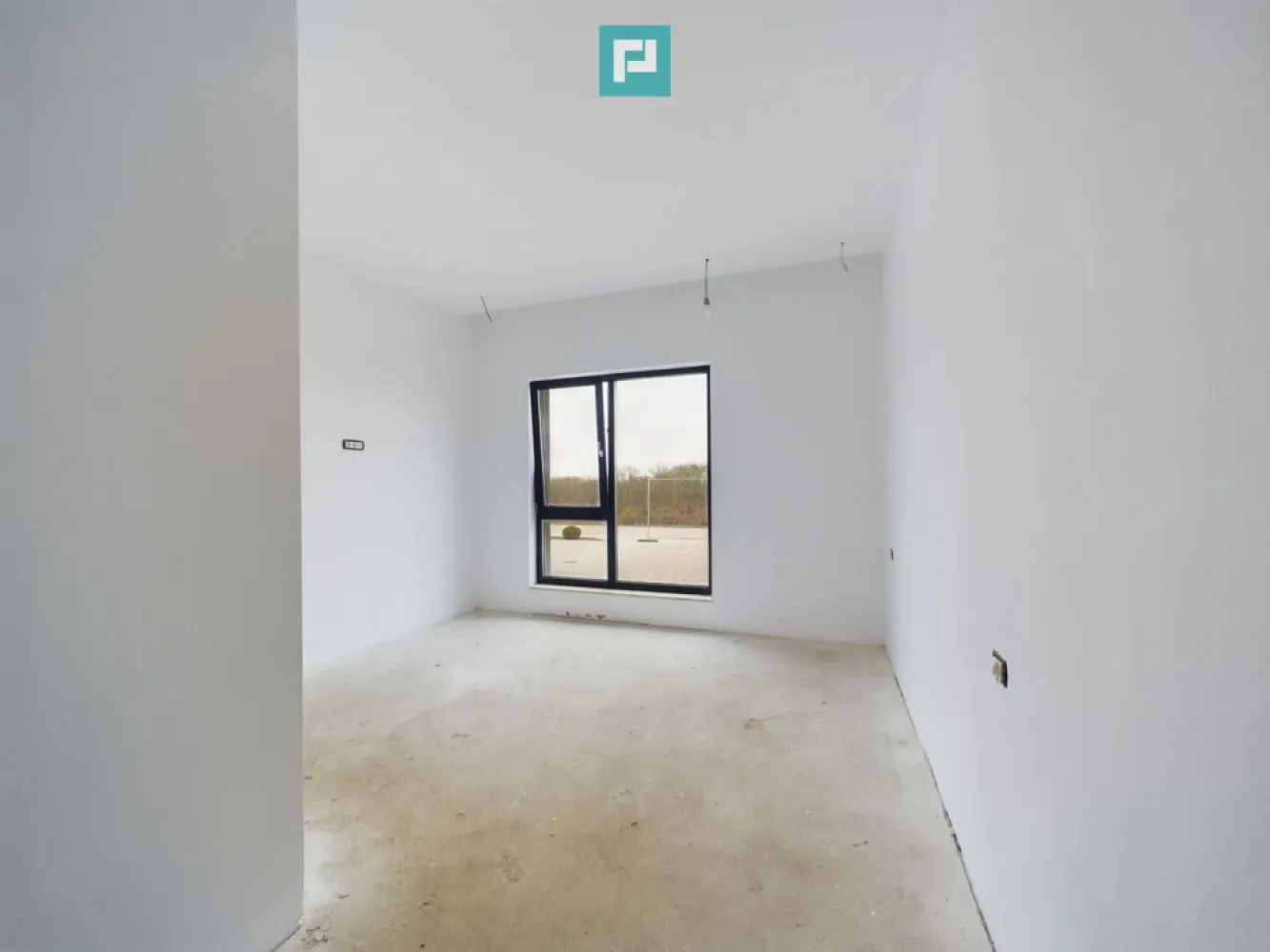 Duplex modern, pe parter, amplasat într-o zonă liniștită din Moșnița Nouă - Duplex de Vânzare în Moșnița Nouă, aproape de Timișoara Suprafață generoasă și compartimentare funcțională; - 3 camere. -2 dormitoare, unul dintre ele cu baie proprie dotată cu cadă. -living spațios și luminos, -baia principală cu cadă. -baie suplimentară pentru oaspeți. -bucătărie open-space, cu posibilitatea de a o închide, adaptabilă nevoilor tale. Terasa și zona liniștită sunt esențiale pentru momente de destindere după o zi aglomerată. Duplexul este situat într-o zonă liniștită din Moșnița Nouă, la doar câțiva kilometri de Timișoara, oferind acces facil către oraș. Perfect pentru familii sau cupluri care doresc confort, intimitate și acces rapid la facilitățile urbane. Personalizare finisaje: Tu alegi finisajele interioare, în funcție de preferințele tale, în limita unui buget oferit de dezvoltator. Facilități incluse: Toate utilitățile: apă, gaz, curent electric, canalizare. Sistem de supraveghere video pentru siguranță. Posibilitate de montare panouri solare, Accesibilitate: Tineri care vor să locuiască aproape de Timișoara pentru acces facil la joburi, școli și alte facilități urbane. Spațiu pentru relaxare Contactează-mă pentru a programa o vizionare ! Daniela Ianc - Consultant Imobiliar PropertyLab Timișoara Telefon: 0722375289 Mail: daniela.ianc@propertylab.ro Cod Proprietate: 2332886 }}