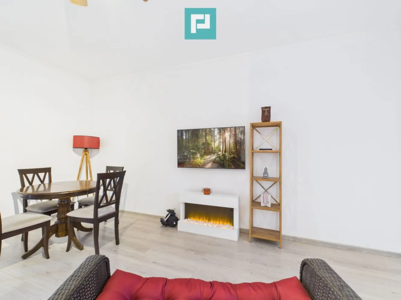 Casă cu 4 camere lângă pădure, Dumbrăvița - Casă cu 4 camere, situată într-o zonă foarte bună din Dumbrăvița, aproape de pădure, primărie, magazine și puncte de interes. Este varianta cea mai avantajoasă a unui triplex, cu un singur vecin și un nivel de intimitate superior multor case individuale. ~ Avantaje Principale : • Poziționare excelentă: zonă fără inundații, fără căderi de tensiune și fără scăderi de presiune la apă. • Casă pe colț cu front stradal generos și acces facil. • Curte practică în formă de U, două terase și orientare ideală față de soare. • Două locuri de parcare în curte, dintre care unul acoperit (carport) cu acces automat. • Aspersoare automate cu foraj. ~ Detalii Interioare : • 94 mp utili, 4 camere (living + 2 dormitoare + 1 birou). • Două băi cu geam. • Bucătărie mobilată și utilată. • Încălzire în pardoseală pe ambele niveluri. • Pod generos cu șapă de beton. • Finisaje moderne, stare excelentă. ~ Date Tehnice : • Triplex, casă pe colț. • Construcție din cărămidă (2021). • Suprafață teren: ~ 220 mp. • Suprafață construită: ~ 120 mp. • Utilități complete: apă, gaz, curent, canalizare, internet. Vrei să programezi o vizionare ? Te ajut cu drag! Marian Dobre – Consultant Imobiliar PropertyLab Timișoara Telefon: 0773 700 389 E-mail: marian.dobre@propertylab.ro Cod Proprietate: 2332960 }}