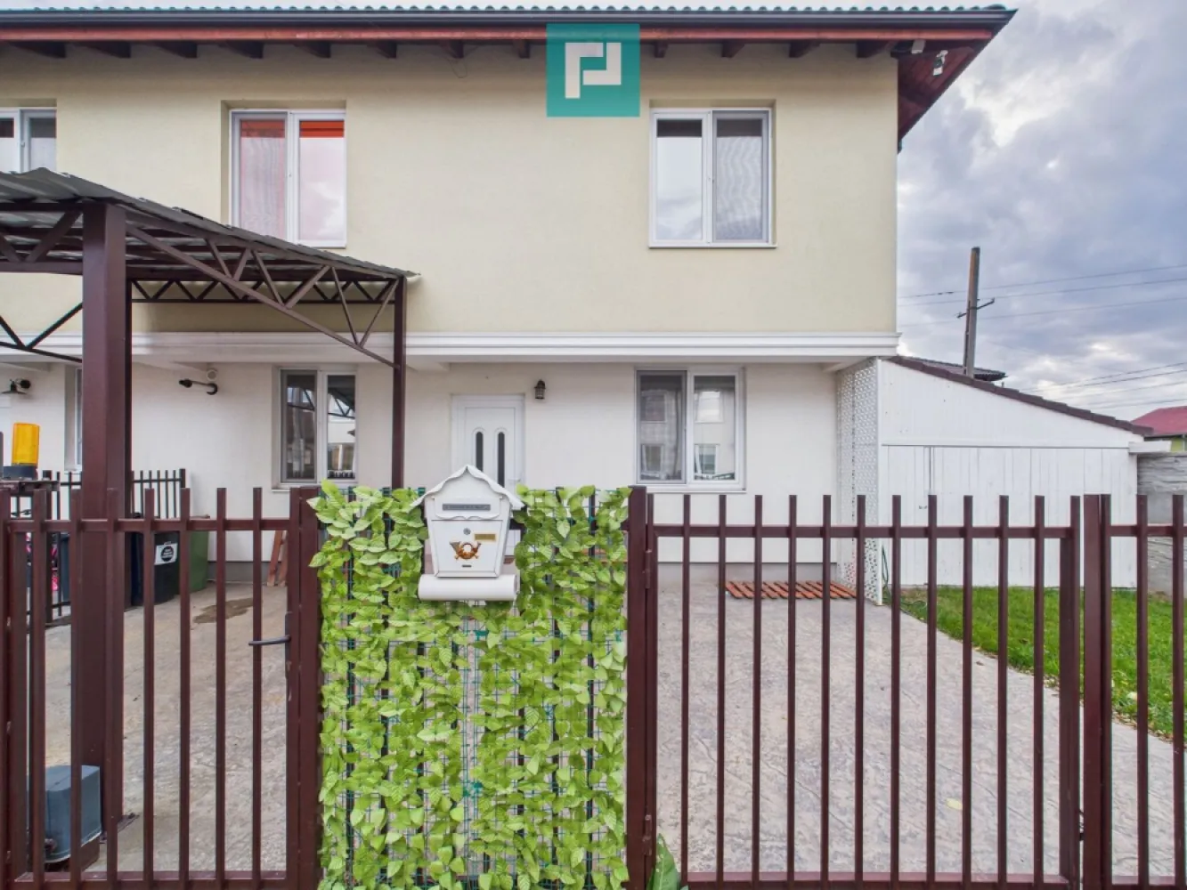 Casă cu 4 camere lângă pădure, Dumbrăvița - Casă cu 4 camere, situată într-o zonă foarte bună din Dumbrăvița, aproape de pădure, primărie, magazine și puncte de interes. Este varianta cea mai avantajoasă a unui triplex, cu un singur vecin și un nivel de intimitate superior multor case individuale. ~ Avantaje Principale : • Poziționare excelentă: zonă fără inundații, fără căderi de tensiune și fără scăderi de presiune la apă. • Casă pe colț cu front stradal generos și acces facil. • Curte practică în formă de U, două terase și orientare ideală față de soare. • Două locuri de parcare în curte, dintre care unul acoperit (carport) cu acces automat. • Aspersoare automate cu foraj. ~ Detalii Interioare : • 94 mp utili, 4 camere (living + 2 dormitoare + 1 birou). • Două băi cu geam. • Bucătărie mobilată și utilată. • Încălzire în pardoseală pe ambele niveluri. • Pod generos cu șapă de beton. • Finisaje moderne, stare excelentă. ~ Date Tehnice : • Triplex, casă pe colț. • Construcție din cărămidă (2021). • Suprafață teren: ~ 220 mp. • Suprafață construită: ~ 120 mp. • Utilități complete: apă, gaz, curent, canalizare, internet. Vrei să programezi o vizionare ? Te ajut cu drag! Marian Dobre – Consultant Imobiliar PropertyLab Timișoara Telefon: 0773 700 389 E-mail: marian.dobre@propertylab.ro Cod Proprietate: 2332960 }}