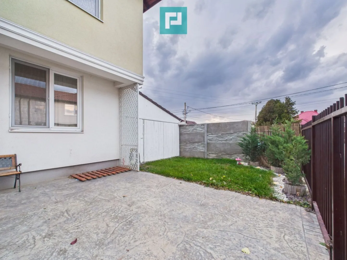 Casă cu 4 camere lângă pădure, Dumbrăvița - Casă cu 4 camere, situată într-o zonă foarte bună din Dumbrăvița, aproape de pădure, primărie, magazine și puncte de interes. Este varianta cea mai avantajoasă a unui triplex, cu un singur vecin și un nivel de intimitate superior multor case individuale. ~ Avantaje Principale : • Poziționare excelentă: zonă fără inundații, fără căderi de tensiune și fără scăderi de presiune la apă. • Casă pe colț cu front stradal generos și acces facil. • Curte practică în formă de U, două terase și orientare ideală față de soare. • Două locuri de parcare în curte, dintre care unul acoperit (carport) cu acces automat. • Aspersoare automate cu foraj. ~ Detalii Interioare : • 94 mp utili, 4 camere (living + 2 dormitoare + 1 birou). • Două băi cu geam. • Bucătărie mobilată și utilată. • Încălzire în pardoseală pe ambele niveluri. • Pod generos cu șapă de beton. • Finisaje moderne, stare excelentă. ~ Date Tehnice : • Triplex, casă pe colț. • Construcție din cărămidă (2021). • Suprafață teren: ~ 220 mp. • Suprafață construită: ~ 120 mp. • Utilități complete: apă, gaz, curent, canalizare, internet. Vrei să programezi o vizionare ? Te ajut cu drag! Marian Dobre – Consultant Imobiliar PropertyLab Timișoara Telefon: 0773 700 389 E-mail: marian.dobre@propertylab.ro Cod Proprietate: 2332960 }}