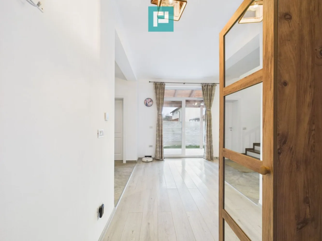 Casă cu 4 camere lângă pădure, Dumbrăvița - Casă cu 4 camere, situată într-o zonă foarte bună din Dumbrăvița, aproape de pădure, primărie, magazine și puncte de interes. Este varianta cea mai avantajoasă a unui triplex, cu un singur vecin și un nivel de intimitate superior multor case individuale. ~ Avantaje Principale : • Poziționare excelentă: zonă fără inundații, fără căderi de tensiune și fără scăderi de presiune la apă. • Casă pe colț cu front stradal generos și acces facil. • Curte practică în formă de U, două terase și orientare ideală față de soare. • Două locuri de parcare în curte, dintre care unul acoperit (carport) cu acces automat. • Aspersoare automate cu foraj. ~ Detalii Interioare : • 94 mp utili, 4 camere (living + 2 dormitoare + 1 birou). • Două băi cu geam. • Bucătărie mobilată și utilată. • Încălzire în pardoseală pe ambele niveluri. • Pod generos cu șapă de beton. • Finisaje moderne, stare excelentă. ~ Date Tehnice : • Triplex, casă pe colț. • Construcție din cărămidă (2021). • Suprafață teren: ~ 220 mp. • Suprafață construită: ~ 120 mp. • Utilități complete: apă, gaz, curent, canalizare, internet. Vrei să programezi o vizionare ? Te ajut cu drag! Marian Dobre – Consultant Imobiliar PropertyLab Timișoara Telefon: 0773 700 389 E-mail: marian.dobre@propertylab.ro Cod Proprietate: 2332960 }}