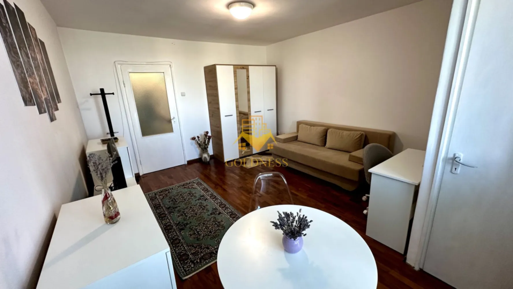 1 camera, Gheorgheni, Detunata, Iulius Mall, FSEGA, Profi, Unirii - GOLDNESS Imobiliare vă propune spre închiriere un apartament cu 1 camere complet mobilat și utilat, la etajul 6 într-un imobil de 10 etaje, în Cartierul Gheorgheni.
Se află în apropierea stațiilor de transport în comun, magazine, restaurante, spații verzi, farmacii, etc. 

Apartamentul este compartimentat astfel:
 - dormitor cu canapea extensibilă , dressing, noptiere
 - bucătărie complet utilată și mobilată, loc de servit masa 
 - baie cu cabina de dus, calorifer port prosop și dulap pentru depozitare.
 - balcon 3mp.

Imobilul este dotat cu toate cele necesare- termoficare, frigider, aragaz, hotă, mașină de spălat haine, etc. 

Dacă sunteți interesați de acest apartament și doriți să îl vizionați, dar și pentru alte oferte nu ezitați să ne contactați telefonic sau prin e-mail. Vă stăm la dispoziție!
Pentru intermediere se percepe un comision de 50% din prețul chiriei!