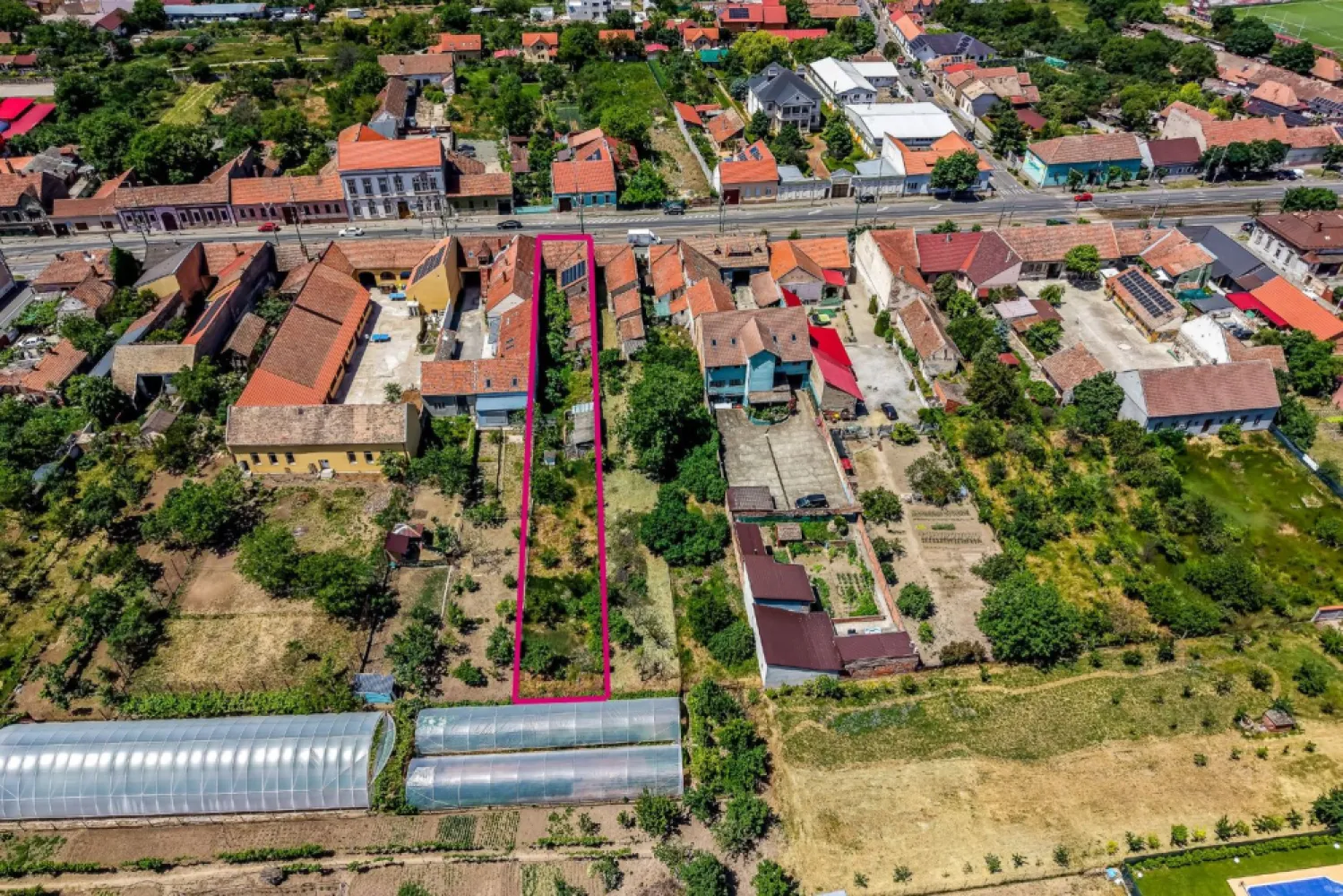 Casă solidă din cărămidă cu potențial EXCEPȚIONAL pe Calea Timișorii - Comision 0%
O proprietate rară, amplasată pe una dintre cele mai căutate artere din Arad, ideală atât pentru locuit, cât și pentru investiție sau spațiu comercial. Vorbim despre o casă autentică, foarte solidă, construită din cărămidă, fără igrasie, care merită renovată și pusă în valoare, nu demolată.

Proprietatea este amplasată pe un teren de 933 mp, cu front stradal de 9 ml și acces auto în curte. Casa este compusă din 3 camere, baie, bucătărie și anexe, având în plus pivniță și un pod aflat într-o stare foarte bună – un mare avantaj pentru orice viitor proiect de renovare.

Poziționarea excelentă și vizibilitatea foarte bună oferă multiple posibilități: locuință cu personalitate, cabinet, showroom sau investiție imobiliară pe termen lung.

Cred foarte mult în potențialul acestei proprietăți pentru că astfel de case, cu structură bună și amplasare premium, apar tot mai rar pe piață.

📞 Pentru detalii și programarea unei vizionări:
Blaga Flavius – 0754467525 Consultant imobiliar acreditat APAIR (Asociația Profesională a Agenților Imobiliari din România)

Nu dispui de toată suma? Te ajutăm noi gratuit! Îți obținem oferte de la 16 bănci.
Ai o proprietate de vânzare în Arad și vrei să știi cât valorează cu adevărat?

Birou: ACASĂ | Agenție imobiliară Arad
Adresă: Bulevardul Decebal 2, Arad 310133