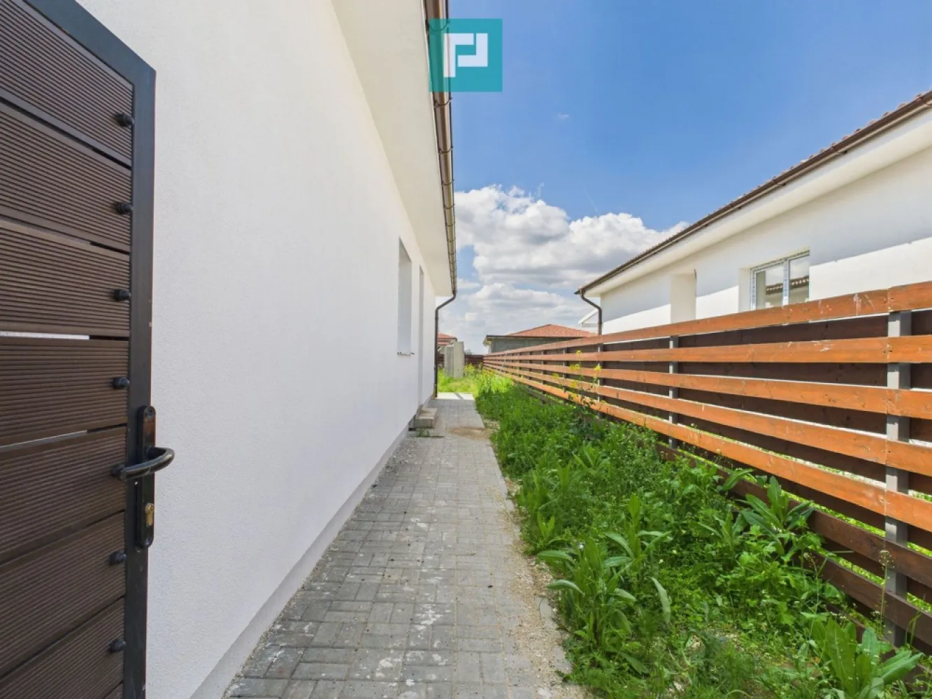 1/2 Duplex cu 4 camere și 2 băi în Moșnița Nouă - Ofer spre vânzare un 1/2 Duplex pe parter cu 3 dormitoare și 2 băi. Duplexul este situat in Moșnița Nouă aproape de strada Principală Ultimima unitațe dintr-un cartier nou de duplexuri. Suprafața utila : 90 m2 + terasa Suprafața teren : 382 m2 Toate utilitățile (asfalt, apă, gaz, curent, canalizare, internet) Se predă la cheie și se pot alege finisajele interioare cu buget inclus. Finisajele exterioare sunt gata iar interiorul este la alb. Casa este compartimentată astfel : - 1 living (ieșire pe terasă) - 3 dormitoare - 1 bucatarie închisă (ieșire pe terasă) - 2 băi, cu cada și duș Contactează-mă pentru a programa o vizionare ! Marian Dobre - Consultant Imobiliar Property Lab Telefon : 0773 700 389 marian.dobre@propertylab.ro Cod proprietate: 2333156 }}