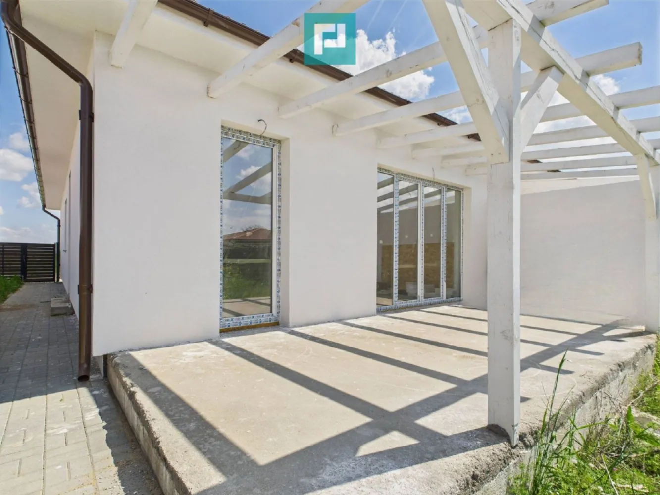 1/2 Duplex cu 4 camere și 2 băi în Moșnița Nouă - Ofer spre vânzare un 1/2 Duplex pe parter cu 3 dormitoare și 2 băi. Duplexul este situat in Moșnița Nouă aproape de strada Principală Ultimima unitațe dintr-un cartier nou de duplexuri. Suprafața utila : 90 m2 + terasa Suprafața teren : 382 m2 Toate utilitățile (asfalt, apă, gaz, curent, canalizare, internet) Se predă la cheie și se pot alege finisajele interioare cu buget inclus. Finisajele exterioare sunt gata iar interiorul este la alb. Casa este compartimentată astfel : - 1 living (ieșire pe terasă) - 3 dormitoare - 1 bucatarie închisă (ieșire pe terasă) - 2 băi, cu cada și duș Contactează-mă pentru a programa o vizionare ! Marian Dobre - Consultant Imobiliar Property Lab Telefon : 0773 700 389 marian.dobre@propertylab.ro Cod proprietate: 2333156 }}