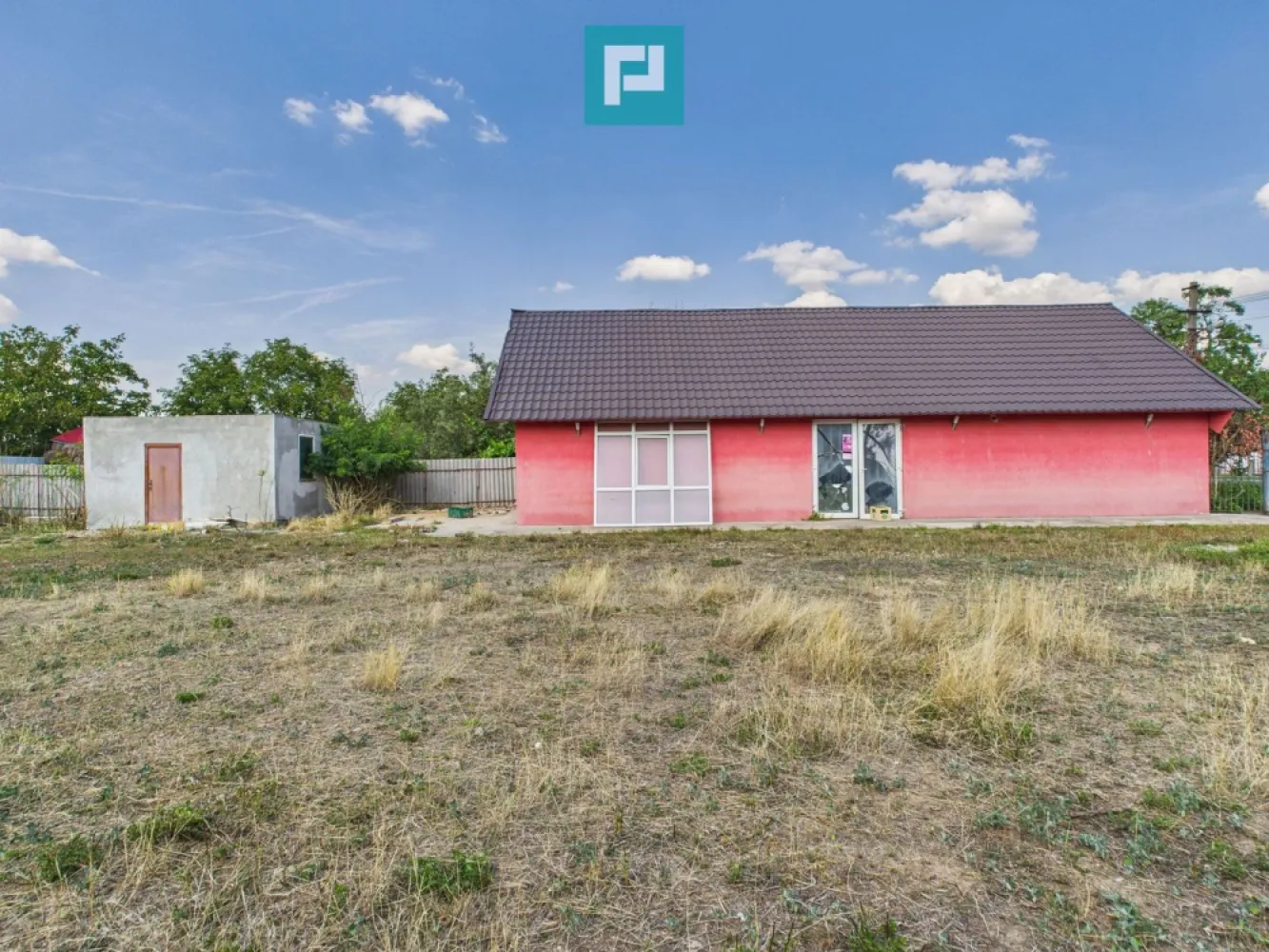 Casă/spațiu comercial pe DN79 în Zimandu Nou - Vă prezint spre vânzare o casă, pretabilă ca spațiu comercial sau rezidență, cu potențial maxim – situat direct la DN79 cu două fronturi stradale în Zimandu Nou! O oportunitate rară de investiție, perfect poziționată la drum principal, cu două fronturi stradale și acces facil din orice direcție! Acest spațiu versatil este ideal pentru o gamă largă de activități comerciale sau rezidențiale. Detalii proprietate: Suprafață teren: 839 mp Spațiu util: 100 mp – compartimentat eficient - open space Include: încăpere mare open-space, baie, anexă, curte generoasă, terasă Vizibilitate excelentă și acces rapid din DN79 Infrastructură completă – ideal pentru dezvoltare imediată Zimandu Nou, o localitate în plină dezvoltare, aflată în apropiere de Arad, oferă o locație strategică pentru afacerea ta! Posibilități multiple de utilizare: Service auto | Spălătorie auto Magazin piese auto | Magazin specializat Bar / Restaurant | Depozit Brutărie | Grădiniță privată Birouri | Destinație rezidențială Investește într-un spațiu care oferă flexibilitate, vizibilitate și potențial de creștere! Contactează-mă acum pentru mai multe detalii și pentru a programa o vizionare asistată! Jeanina Câmpan - consultant imobiliar Propertylab Telefon: 0760672985 Email: jeanina.campan@propertylab.ro Spațiu comercial pe DN79 în Zimandu Nou CP2106133