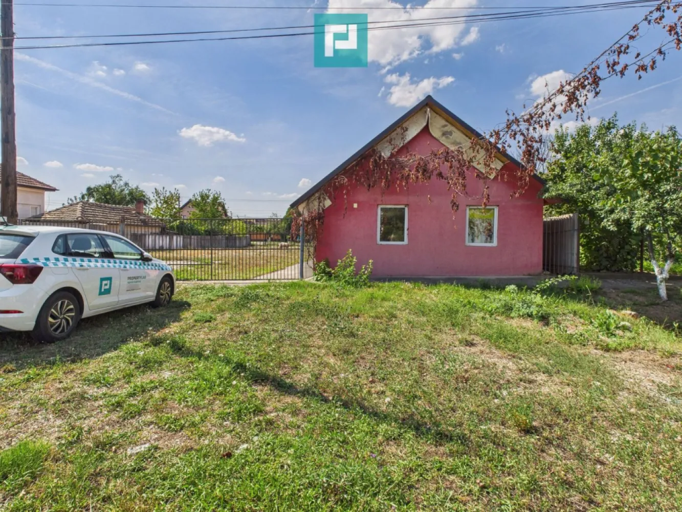 Casă/spațiu comercial pe DN79 în Zimandu Nou - Vă prezint spre vânzare o casă, pretabilă ca spațiu comercial sau rezidență, cu potențial maxim – situat direct la DN79 cu două fronturi stradale în Zimandu Nou! O oportunitate rară de investiție, perfect poziționată la drum principal, cu două fronturi stradale și acces facil din orice direcție! Acest spațiu versatil este ideal pentru o gamă largă de activități comerciale sau rezidențiale. Detalii proprietate: Suprafață teren: 839 mp Spațiu util: 100 mp – compartimentat eficient - open space Include: încăpere mare open-space, baie, anexă, curte generoasă, terasă Vizibilitate excelentă și acces rapid din DN79 Infrastructură completă – ideal pentru dezvoltare imediată Zimandu Nou, o localitate în plină dezvoltare, aflată în apropiere de Arad, oferă o locație strategică pentru afacerea ta! Posibilități multiple de utilizare: Service auto | Spălătorie auto Magazin piese auto | Magazin specializat Bar / Restaurant | Depozit Brutărie | Grădiniță privată Birouri | Destinație rezidențială Investește într-un spațiu care oferă flexibilitate, vizibilitate și potențial de creștere! Contactează-mă acum pentru mai multe detalii și pentru a programa o vizionare asistată! Jeanina Câmpan - consultant imobiliar Propertylab Telefon: 0760672985 Email: jeanina.campan@propertylab.ro Spațiu comercial pe DN79 în Zimandu Nou CP2106133 }}