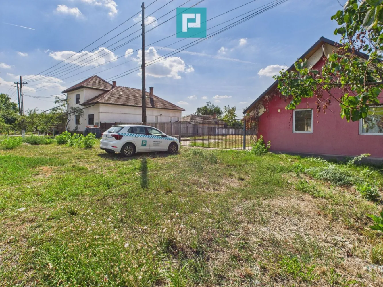 Casă/spațiu comercial pe DN79 în Zimandu Nou - Vă prezint spre vânzare o casă, pretabilă ca spațiu comercial sau rezidență, cu potențial maxim – situat direct la DN79 cu două fronturi stradale în Zimandu Nou! O oportunitate rară de investiție, perfect poziționată la drum principal, cu două fronturi stradale și acces facil din orice direcție! Acest spațiu versatil este ideal pentru o gamă largă de activități comerciale sau rezidențiale. Detalii proprietate: Suprafață teren: 839 mp Spațiu util: 100 mp – compartimentat eficient - open space Include: încăpere mare open-space, baie, anexă, curte generoasă, terasă Vizibilitate excelentă și acces rapid din DN79 Infrastructură completă – ideal pentru dezvoltare imediată Zimandu Nou, o localitate în plină dezvoltare, aflată în apropiere de Arad, oferă o locație strategică pentru afacerea ta! Posibilități multiple de utilizare: Service auto | Spălătorie auto Magazin piese auto | Magazin specializat Bar / Restaurant | Depozit Brutărie | Grădiniță privată Birouri | Destinație rezidențială Investește într-un spațiu care oferă flexibilitate, vizibilitate și potențial de creștere! Contactează-mă acum pentru mai multe detalii și pentru a programa o vizionare asistată! Jeanina Câmpan - consultant imobiliar Propertylab Telefon: 0760672985 Email: jeanina.campan@propertylab.ro Spațiu comercial pe DN79 în Zimandu Nou CP2106133 }}