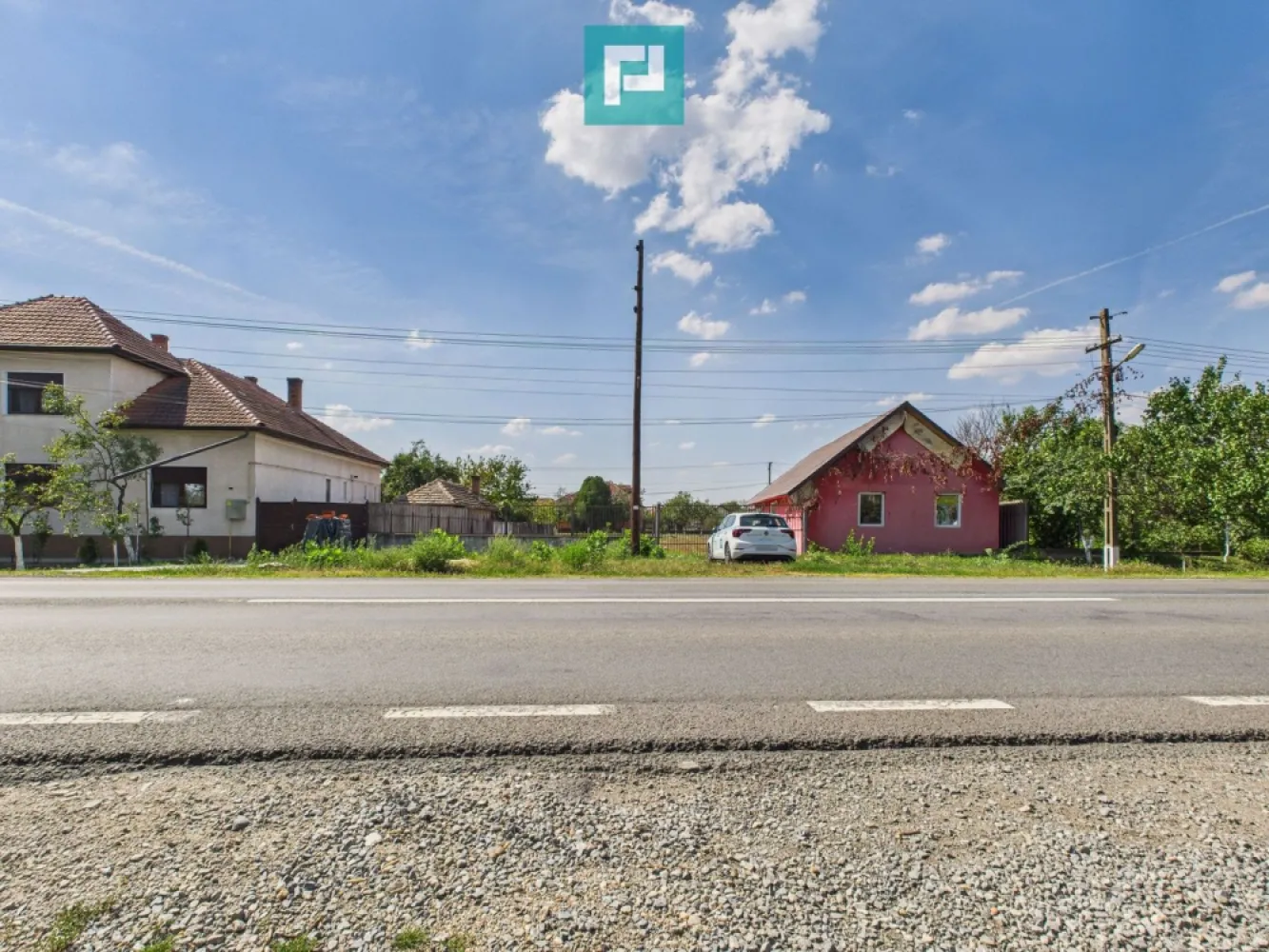 Casă/spațiu comercial pe DN79 în Zimandu Nou - Vă prezint spre vânzare o casă, pretabilă ca spațiu comercial sau rezidență, cu potențial maxim – situat direct la DN79 cu două fronturi stradale în Zimandu Nou! O oportunitate rară de investiție, perfect poziționată la drum principal, cu două fronturi stradale și acces facil din orice direcție! Acest spațiu versatil este ideal pentru o gamă largă de activități comerciale sau rezidențiale. Detalii proprietate: Suprafață teren: 839 mp Spațiu util: 100 mp – compartimentat eficient - open space Include: încăpere mare open-space, baie, anexă, curte generoasă, terasă Vizibilitate excelentă și acces rapid din DN79 Infrastructură completă – ideal pentru dezvoltare imediată Zimandu Nou, o localitate în plină dezvoltare, aflată în apropiere de Arad, oferă o locație strategică pentru afacerea ta! Posibilități multiple de utilizare: Service auto | Spălătorie auto Magazin piese auto | Magazin specializat Bar / Restaurant | Depozit Brutărie | Grădiniță privată Birouri | Destinație rezidențială Investește într-un spațiu care oferă flexibilitate, vizibilitate și potențial de creștere! Contactează-mă acum pentru mai multe detalii și pentru a programa o vizionare asistată! Jeanina Câmpan - consultant imobiliar Propertylab Telefon: 0760672985 Email: jeanina.campan@propertylab.ro Spațiu comercial pe DN79 în Zimandu Nou CP2106133 }}