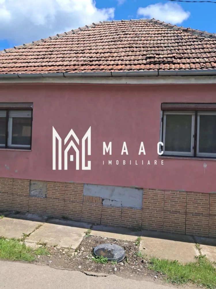 Casa 3 camere | 220 mp Teren | Rosia - Maac Imobiliare vă propune spre vânzare o casă cu 3 camere, situată în comuna Roșia, într-o zonă liniștită, cu acces facil către punctele de interes și la doar 10 minute de mers pe jos până la stația de autobuz, Tursib. Proprietatea este mobilată și utilată cu strictul necesar, fiind potrivită atât pentru locuire imediată, cât și ca investiție. Casa beneficiaza de grădină proprie și spațiu dedicat pentru relaxare, ideal pentru petrecerea timpului liber. Imobilul este bine compartimentat și cuprinde trei camere, bucătărie, baie, hol, debară și beci. În plus, proprietatea dispune de bucătărie de vară, garaj și anexe pentru animale, oferind multiple posibilități de utilizare. Casa dispune de toate utilitățile: apă, canalizare, curent electric și gaz. Încălzirea se realizează prin centrală termică pe gaz, iar pentru un confort sporit, imobilul este izolat cu polistiren și dotat cu geamuri termopan. Această proprietate reprezintă o oportunitate ideală pentru cei care își doresc o locuință într-o zonă liniștită, dar bine conectată la facilitățile urbane. Pentru mai multe detalii și programarea unei vizionări, vă invităm să contactați Maac Imobiliare, specificând ID: CP2856335. }}