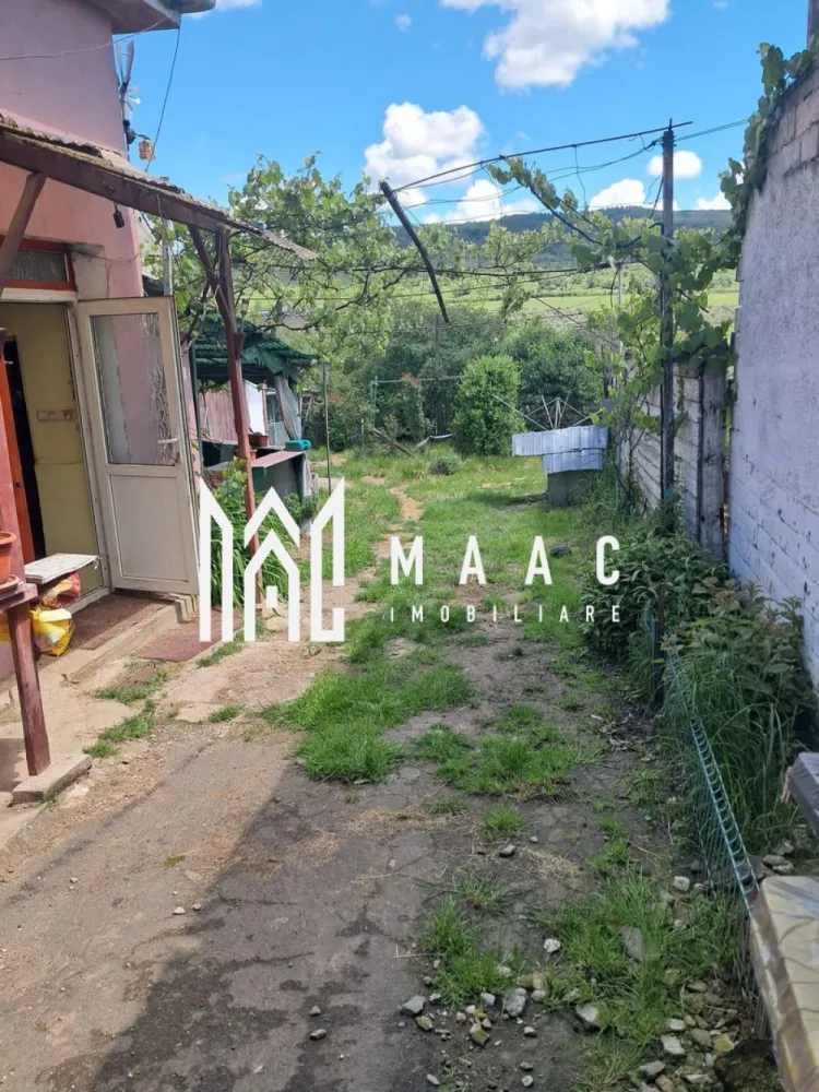 Casa 3 camere | 220 mp Teren | Rosia - Maac Imobiliare vă propune spre vânzare o casă cu 3 camere, situată în comuna Roșia, într-o zonă liniștită, cu acces facil către punctele de interes și la doar 10 minute de mers pe jos până la stația de autobuz, Tursib. Proprietatea este mobilată și utilată cu strictul necesar, fiind potrivită atât pentru locuire imediată, cât și ca investiție. Casa beneficiaza de grădină proprie și spațiu dedicat pentru relaxare, ideal pentru petrecerea timpului liber. Imobilul este bine compartimentat și cuprinde trei camere, bucătărie, baie, hol, debară și beci. În plus, proprietatea dispune de bucătărie de vară, garaj și anexe pentru animale, oferind multiple posibilități de utilizare. Casa dispune de toate utilitățile: apă, canalizare, curent electric și gaz. Încălzirea se realizează prin centrală termică pe gaz, iar pentru un confort sporit, imobilul este izolat cu polistiren și dotat cu geamuri termopan. Această proprietate reprezintă o oportunitate ideală pentru cei care își doresc o locuință într-o zonă liniștită, dar bine conectată la facilitățile urbane. Pentru mai multe detalii și programarea unei vizionări, vă invităm să contactați Maac Imobiliare, specificând ID: CP2856335. }}