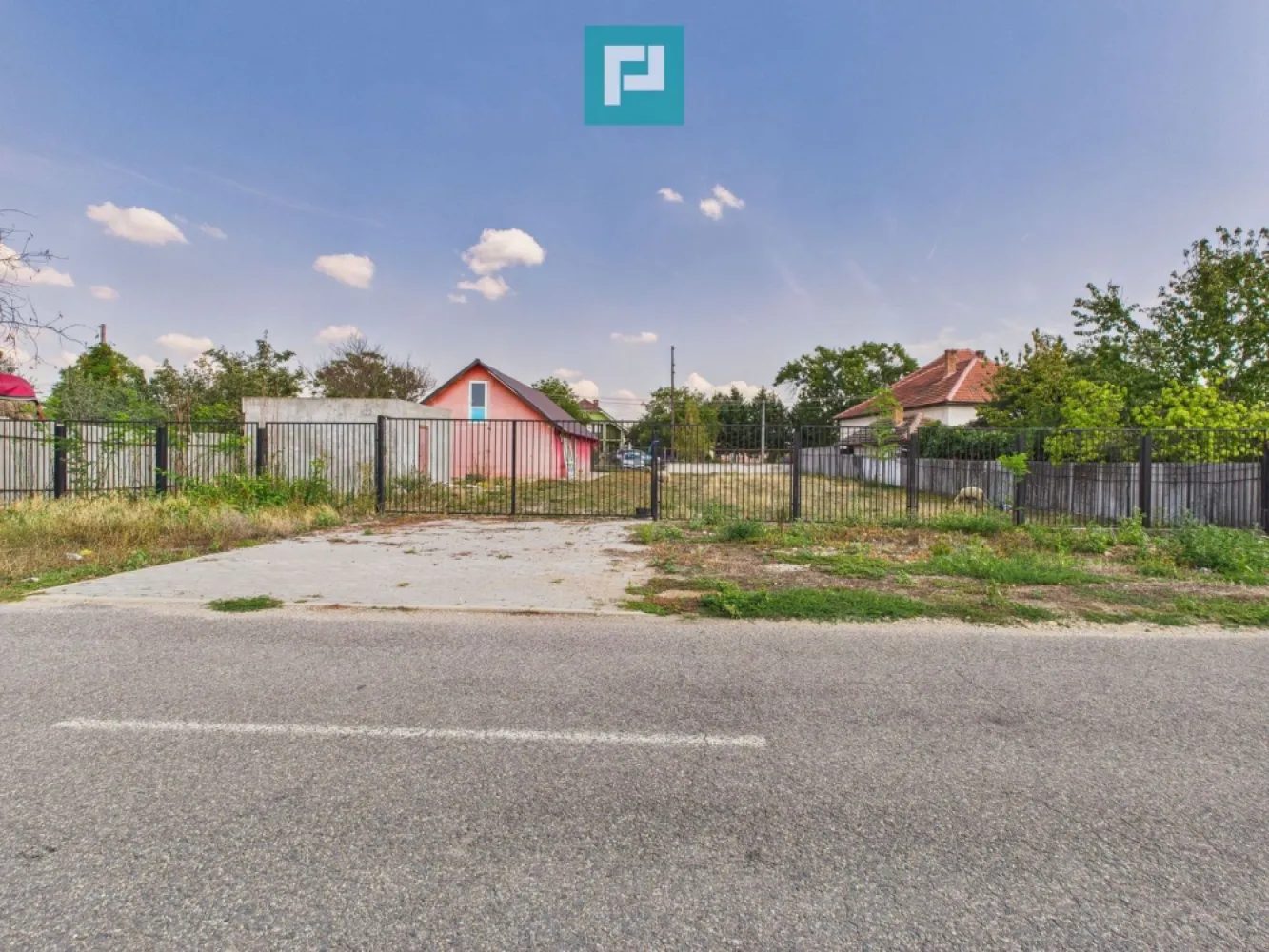 Casă/spațiu comercial pe DN79 în Zimandu Nou