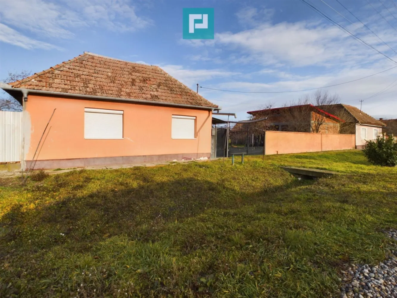 Casă cu teren generos, Turnu - Casă cu 3 Camere + Anexe - Teren 2622 mp - Posibilitate Mansardare și extindere Vă prezint spre vânzare o casă cochetă, amplasată într-o zonă liniștită și verde, ideală pentru o familie care caută un loc spațios și confortabil. Proprietatea se află pe un teren de 2622 mp și beneficiază de mai multe facilități ce oferă atât intimitate, cât și opțiuni de extindere. Detaliile sunt următoarele: Caracteristici casă: Suprafață utilă: 150 mp. Casa este compusă din 3 camere, ce pot fi amenajate după preferințele dumneavoastră. Camerele sunt luminoase, cu geamuri termopan, mobilate integral și sobe pe lemne. 1 baie dotată cu obiecte sanitare moderne, ideală pentru nevoile zilnice. Baia este spațioasă și confortabilă, oferind facilități complete, cu un potențial mare de extindere pentru a fi amenajată în funcție de dorințele dumneavoastră. 1 cameră de depozitare sau cămară, foarte utilă pentru păstrarea diverselor obiecte sau pentru amenajarea unui mic birou sau atelier. Tot aici se află și urcarea la pod. Pod - un spațiu cu potențial de transformare în mansardă, oferind mai mult loc pentru extinderea locuinței sau crearea unor camere suplimentare. Bucătărie de vară - un spațiu separat, perfect pentru prepararea meselor în aer liber. Bucătăria de vară include un duș propriu, ideal pentru zilele călduroase sau pentru a vă răcori după o zi de muncă în grădină. Alte facilități: Garaj dublu din cărămidă, extrem de încăpător, care poate adăposti două microbuze sau două mașini. Acesta este construit solid și oferă, de asemenea, posibilitatea de mansardare, având potențialul de a deveni un spațiu suplimentar pentru diverse activități. Teren și împrejurimi: Terenul de 2622 mp este ideal pentru a fi amenajat cu o grădină de legume, livadă și flori sau pentru a construi diverse construcții adiționale. Puteți crea un spațiu de relaxare sau chiar o zonă de joacă pentru copii, datorită suprafeței mari disponibile. Avantaje suplimentare: Posibilitate de mansardare a podului și garajului, ceea ce face ca această proprietate să fie o opțiune excelentă pentru extinderea spațiului în viitor. Locație liniștită, dar în apropiere de zone comerciale, școli și transport public, oferind un echilibru perfect între liniște și accesibilitate. Tot în apropiere se află vama cu Ungaria. Această casă reprezintă o oportunitate rară de a deveni proprietar al unui imobil cu mult spațiu, multiple posibilități de extindere și adaptare la nevoile unei familii moderne. Dacă v-am stârnit interesul, nu ezitați în a mă contacta, în vederea unei vizionări asistate!! CONSULTANTUL TĂU IMOBILIAR: JEANINA CÂMPAN PROPERTYLAB Telefon: 0760672985 Email: jeanina.campan@propertylab.ro Casă cu teren generos, Turnu CP2090888 }}