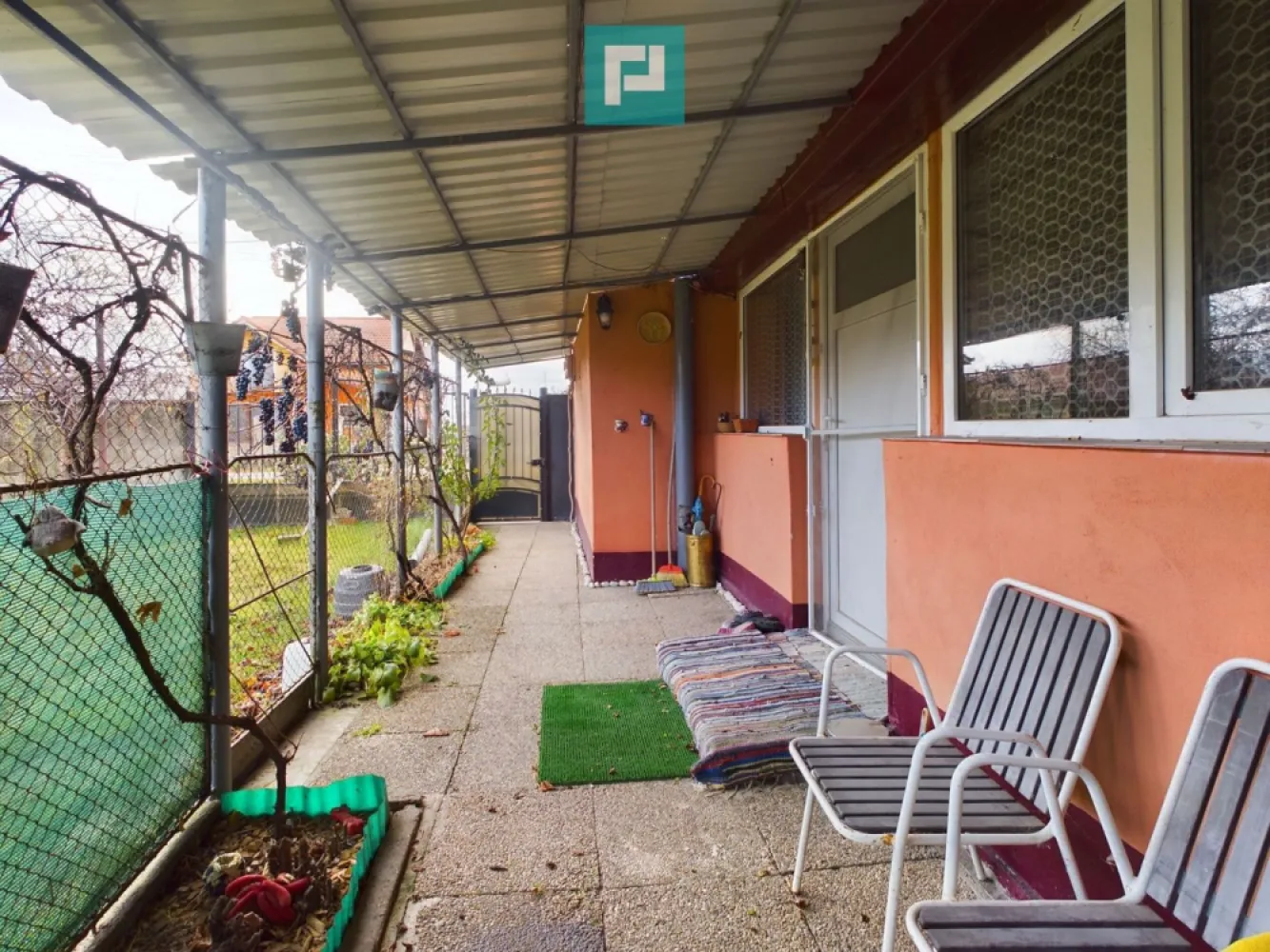 Casă cu teren generos, Turnu - Casă cu 3 Camere + Anexe - Teren 2622 mp - Posibilitate Mansardare și extindere Vă prezint spre vânzare o casă cochetă, amplasată într-o zonă liniștită și verde, ideală pentru o familie care caută un loc spațios și confortabil. Proprietatea se află pe un teren de 2622 mp și beneficiază de mai multe facilități ce oferă atât intimitate, cât și opțiuni de extindere. Detaliile sunt următoarele: Caracteristici casă: Suprafață utilă: 150 mp. Casa este compusă din 3 camere, ce pot fi amenajate după preferințele dumneavoastră. Camerele sunt luminoase, cu geamuri termopan, mobilate integral și sobe pe lemne. 1 baie dotată cu obiecte sanitare moderne, ideală pentru nevoile zilnice. Baia este spațioasă și confortabilă, oferind facilități complete, cu un potențial mare de extindere pentru a fi amenajată în funcție de dorințele dumneavoastră. 1 cameră de depozitare sau cămară, foarte utilă pentru păstrarea diverselor obiecte sau pentru amenajarea unui mic birou sau atelier. Tot aici se află și urcarea la pod. Pod - un spațiu cu potențial de transformare în mansardă, oferind mai mult loc pentru extinderea locuinței sau crearea unor camere suplimentare. Bucătărie de vară - un spațiu separat, perfect pentru prepararea meselor în aer liber. Bucătăria de vară include un duș propriu, ideal pentru zilele călduroase sau pentru a vă răcori după o zi de muncă în grădină. Alte facilități: Garaj dublu din cărămidă, extrem de încăpător, care poate adăposti două microbuze sau două mașini. Acesta este construit solid și oferă, de asemenea, posibilitatea de mansardare, având potențialul de a deveni un spațiu suplimentar pentru diverse activități. Teren și împrejurimi: Terenul de 2622 mp este ideal pentru a fi amenajat cu o grădină de legume, livadă și flori sau pentru a construi diverse construcții adiționale. Puteți crea un spațiu de relaxare sau chiar o zonă de joacă pentru copii, datorită suprafeței mari disponibile. Avantaje suplimentare: Posibilitate de mansardare a podului și garajului, ceea ce face ca această proprietate să fie o opțiune excelentă pentru extinderea spațiului în viitor. Locație liniștită, dar în apropiere de zone comerciale, școli și transport public, oferind un echilibru perfect între liniște și accesibilitate. Tot în apropiere se află vama cu Ungaria. Această casă reprezintă o oportunitate rară de a deveni proprietar al unui imobil cu mult spațiu, multiple posibilități de extindere și adaptare la nevoile unei familii moderne. Dacă v-am stârnit interesul, nu ezitați în a mă contacta, în vederea unei vizionări asistate!! CONSULTANTUL TĂU IMOBILIAR: JEANINA CÂMPAN PROPERTYLAB Telefon: 0760672985 Email: jeanina.campan@propertylab.ro Casă cu teren generos, Turnu CP2090888 }}