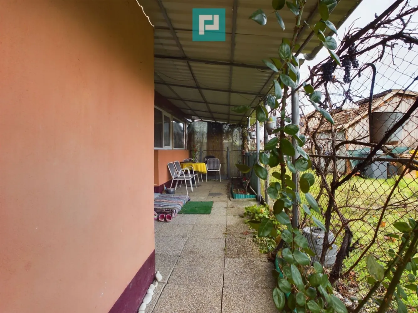 Casă cu teren generos, Turnu - Casă cu 3 Camere + Anexe - Teren 2622 mp - Posibilitate Mansardare și extindere Vă prezint spre vânzare o casă cochetă, amplasată într-o zonă liniștită și verde, ideală pentru o familie care caută un loc spațios și confortabil. Proprietatea se află pe un teren de 2622 mp și beneficiază de mai multe facilități ce oferă atât intimitate, cât și opțiuni de extindere. Detaliile sunt următoarele: Caracteristici casă: Suprafață utilă: 150 mp. Casa este compusă din 3 camere, ce pot fi amenajate după preferințele dumneavoastră. Camerele sunt luminoase, cu geamuri termopan, mobilate integral și sobe pe lemne. 1 baie dotată cu obiecte sanitare moderne, ideală pentru nevoile zilnice. Baia este spațioasă și confortabilă, oferind facilități complete, cu un potențial mare de extindere pentru a fi amenajată în funcție de dorințele dumneavoastră. 1 cameră de depozitare sau cămară, foarte utilă pentru păstrarea diverselor obiecte sau pentru amenajarea unui mic birou sau atelier. Tot aici se află și urcarea la pod. Pod - un spațiu cu potențial de transformare în mansardă, oferind mai mult loc pentru extinderea locuinței sau crearea unor camere suplimentare. Bucătărie de vară - un spațiu separat, perfect pentru prepararea meselor în aer liber. Bucătăria de vară include un duș propriu, ideal pentru zilele călduroase sau pentru a vă răcori după o zi de muncă în grădină. Alte facilități: Garaj dublu din cărămidă, extrem de încăpător, care poate adăposti două microbuze sau două mașini. Acesta este construit solid și oferă, de asemenea, posibilitatea de mansardare, având potențialul de a deveni un spațiu suplimentar pentru diverse activități. Teren și împrejurimi: Terenul de 2622 mp este ideal pentru a fi amenajat cu o grădină de legume, livadă și flori sau pentru a construi diverse construcții adiționale. Puteți crea un spațiu de relaxare sau chiar o zonă de joacă pentru copii, datorită suprafeței mari disponibile. Avantaje suplimentare: Posibilitate de mansardare a podului și garajului, ceea ce face ca această proprietate să fie o opțiune excelentă pentru extinderea spațiului în viitor. Locație liniștită, dar în apropiere de zone comerciale, școli și transport public, oferind un echilibru perfect între liniște și accesibilitate. Tot în apropiere se află vama cu Ungaria. Această casă reprezintă o oportunitate rară de a deveni proprietar al unui imobil cu mult spațiu, multiple posibilități de extindere și adaptare la nevoile unei familii moderne. Dacă v-am stârnit interesul, nu ezitați în a mă contacta, în vederea unei vizionări asistate!! CONSULTANTUL TĂU IMOBILIAR: JEANINA CÂMPAN PROPERTYLAB Telefon: 0760672985 Email: jeanina.campan@propertylab.ro Casă cu teren generos, Turnu CP2090888 }}