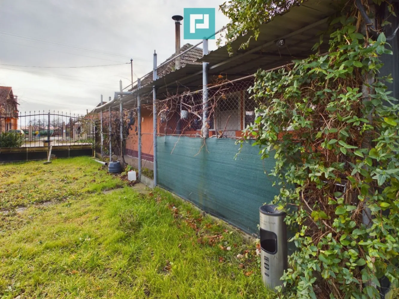 Casă cu teren generos, Turnu - Casă cu 3 Camere + Anexe - Teren 2622 mp - Posibilitate Mansardare și extindere Vă prezint spre vânzare o casă cochetă, amplasată într-o zonă liniștită și verde, ideală pentru o familie care caută un loc spațios și confortabil. Proprietatea se află pe un teren de 2622 mp și beneficiază de mai multe facilități ce oferă atât intimitate, cât și opțiuni de extindere. Detaliile sunt următoarele: Caracteristici casă: Suprafață utilă: 150 mp. Casa este compusă din 3 camere, ce pot fi amenajate după preferințele dumneavoastră. Camerele sunt luminoase, cu geamuri termopan, mobilate integral și sobe pe lemne. 1 baie dotată cu obiecte sanitare moderne, ideală pentru nevoile zilnice. Baia este spațioasă și confortabilă, oferind facilități complete, cu un potențial mare de extindere pentru a fi amenajată în funcție de dorințele dumneavoastră. 1 cameră de depozitare sau cămară, foarte utilă pentru păstrarea diverselor obiecte sau pentru amenajarea unui mic birou sau atelier. Tot aici se află și urcarea la pod. Pod - un spațiu cu potențial de transformare în mansardă, oferind mai mult loc pentru extinderea locuinței sau crearea unor camere suplimentare. Bucătărie de vară - un spațiu separat, perfect pentru prepararea meselor în aer liber. Bucătăria de vară include un duș propriu, ideal pentru zilele călduroase sau pentru a vă răcori după o zi de muncă în grădină. Alte facilități: Garaj dublu din cărămidă, extrem de încăpător, care poate adăposti două microbuze sau două mașini. Acesta este construit solid și oferă, de asemenea, posibilitatea de mansardare, având potențialul de a deveni un spațiu suplimentar pentru diverse activități. Teren și împrejurimi: Terenul de 2622 mp este ideal pentru a fi amenajat cu o grădină de legume, livadă și flori sau pentru a construi diverse construcții adiționale. Puteți crea un spațiu de relaxare sau chiar o zonă de joacă pentru copii, datorită suprafeței mari disponibile. Avantaje suplimentare: Posibilitate de mansardare a podului și garajului, ceea ce face ca această proprietate să fie o opțiune excelentă pentru extinderea spațiului în viitor. Locație liniștită, dar în apropiere de zone comerciale, școli și transport public, oferind un echilibru perfect între liniște și accesibilitate. Tot în apropiere se află vama cu Ungaria. Această casă reprezintă o oportunitate rară de a deveni proprietar al unui imobil cu mult spațiu, multiple posibilități de extindere și adaptare la nevoile unei familii moderne. Dacă v-am stârnit interesul, nu ezitați în a mă contacta, în vederea unei vizionări asistate!! CONSULTANTUL TĂU IMOBILIAR: JEANINA CÂMPAN PROPERTYLAB Telefon: 0760672985 Email: jeanina.campan@propertylab.ro Casă cu teren generos, Turnu CP2090888 }}