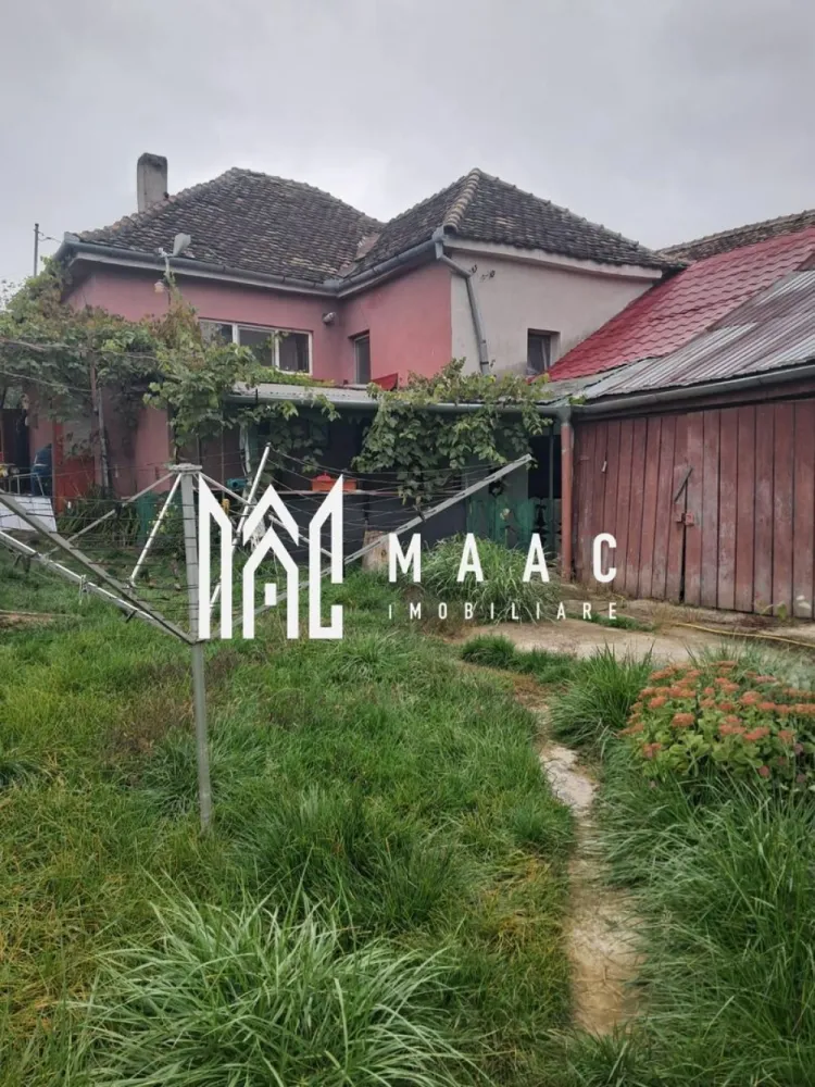 Casa 3 camere | 220 mp Teren | Rosia - Maac Imobiliare vă propune spre vânzare o casă cu 3 camere, situată în comuna Roșia, într-o zonă liniștită, cu acces facil către punctele de interes și la doar 10 minute de mers pe jos până la stația de autobuz, Tursib. Proprietatea este mobilată și utilată cu strictul necesar, fiind potrivită atât pentru locuire imediată, cât și ca investiție. Casa beneficiaza de grădină proprie și spațiu dedicat pentru relaxare, ideal pentru petrecerea timpului liber. Imobilul este bine compartimentat și cuprinde trei camere, bucătărie, baie, hol, debară și beci. În plus, proprietatea dispune de bucătărie de vară, garaj și anexe pentru animale, oferind multiple posibilități de utilizare. Casa dispune de toate utilitățile: apă, canalizare, curent electric și gaz. Încălzirea se realizează prin centrală termică pe gaz, iar pentru un confort sporit, imobilul este izolat cu polistiren și dotat cu geamuri termopan. Această proprietate reprezintă o oportunitate ideală pentru cei care își doresc o locuință într-o zonă liniștită, dar bine conectată la facilitățile urbane. Pentru mai multe detalii și programarea unei vizionări, vă invităm să contactați Maac Imobiliare, specificând ID: CP2856335. }}
