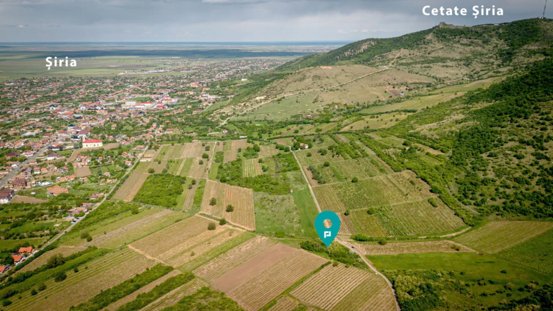 Teren extravilan - 3654 mp Dealul Șiriei - Vă prezint spre vânzare un teren extravilan, unicat, în formă de triunghi, poziționat pe dealurile Șiriei, cu o suprafață de 3654 mp. Parcela este la șosea, cu două drumuri de acces! Panorama superbă către Cetate, face din acesta o oportunitate excelentă de achiziție, deoarece se poate construi în extravilan, orice fel de construcție care nu necesită fundație sau bineînțeles se poate utiliza în alte scopuri, cum ar fi, plantarea viței de vie sau pomi fructiferi sau de ce nu, un business în domeniu viticol!! Ideea de afacere într-o zonă cu potențial maxim, face ca dezvoltarea pe plan economic, să ajute la îmbunătățirea traiului din județul nostru frumos! Dacă v-am stârnit interesul, contactați-mă pentru o vizionare asistată! Jeanina Câmpan - Consultant Imobiliar Propertylab Telefon: 0760672985 Email: jeanina.campan@propertylab.ro Teren extravilan - 3654 mp, Șiria - Feredeu CP2015756