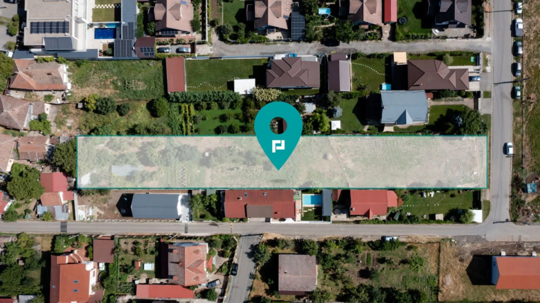 Teren Dumbrăvița lângă Pădurea Verde - Teren Dumbravița zona Pădurea Verde Suprafață: 1760 mp Front stradal: 19 m Destinație: Terenul este potrivit pentru construcția unei case individuale sau a unui duplex. Utilități disponibile: Apă Canalizare Gaz Curent electric Descriere: Terenul oferit spre vânzare se află într-o zonă pitorească, în apropierea minunatei Păduri Verzi, oferind o atmosferă liniștită și naturală. Cu o suprafață generoasă de 1760 mp și o lățime de 19 m la stradă, acesta oferă o multitudine de posibilități pentru cei interesați să-și construiască locuința perfectă. Construcție: Datorită destinației terenului și facilităților disponibile, acesta este ideal pentru construcția unei case individuale sau chiar a unui duplex. Prin amplasarea într-o zonă cu acces facil la utilități precum apă, canalizare, gaz și curent electric, veți putea beneficia de toate facilitățile necesare pentru o viață confortabilă și modernă. Preț și contact: Prețul acestui teren atrăgător este negociabil și vă invităm să ne contactați pentru a obține mai multe informații sau pentru a programa o vizionare a proprietății. Nu ratați o oportunitate unică de a deveni proprietarul acestui teren excepțional, situat într-o zonă cu peisaje frumoase și posibilități nelimitate de dezvoltare. Așteptăm cu nerăbdare să vă răspundem întrebărilor și să vă ghidăm în procesul de achiziție. Daniela Ianc - consultant imobiliar PropertyLab Telefon : 0722375289 mail: daniela.ianc@propertylab.ro Cod proprietate 2334549 }}