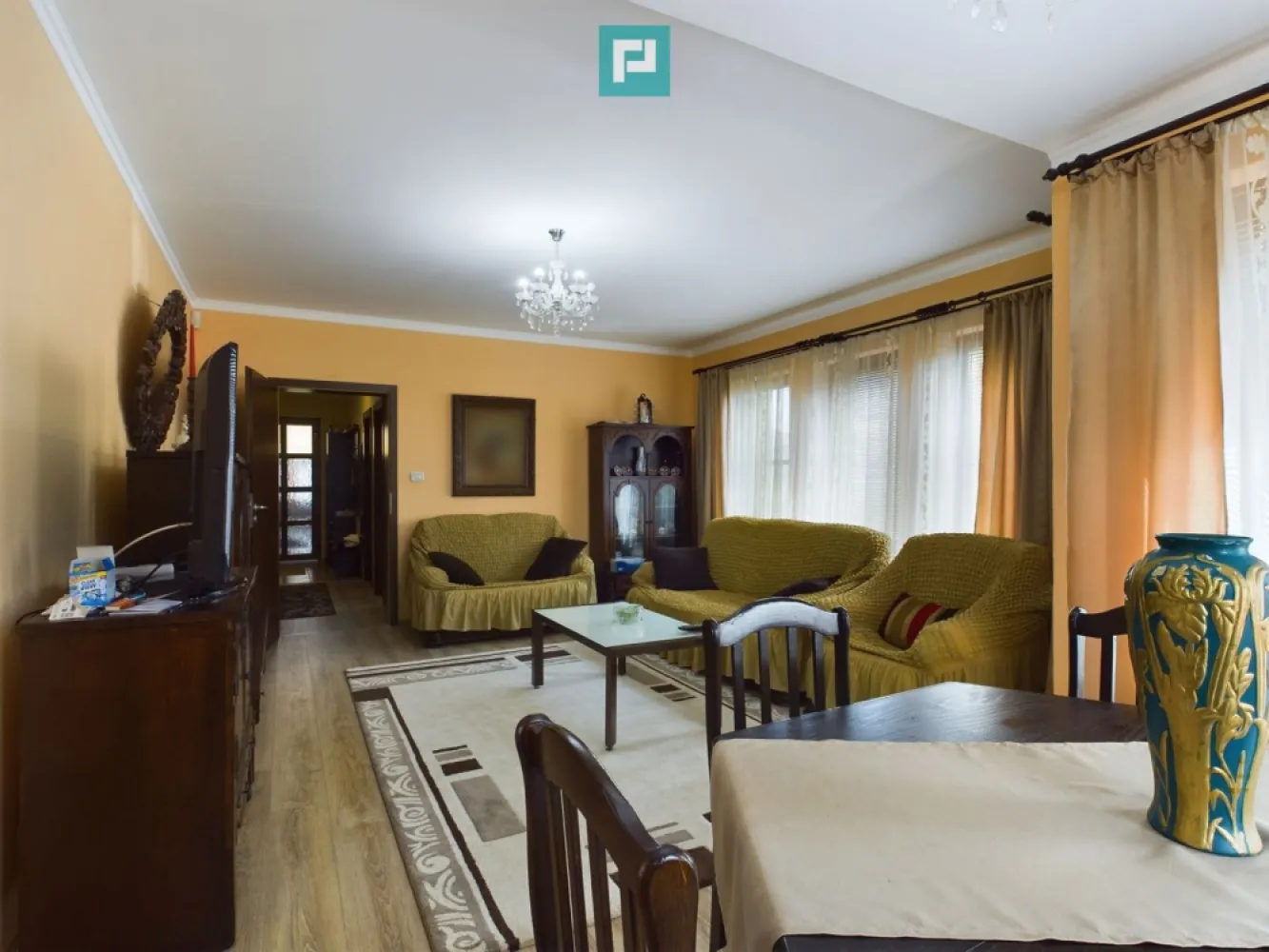 Casă individuală Moșnița Nouă - Vă prezentăm o casă individuală luminoasă, situată în Moșnița Nouă, perfectă pentru o familie care își dorește confort și intimitate. Această proprietate deosebită este amplasată într-o zonă liniștită, dar totodată foarte aproape de șoseaua principală, oferindu-vă acces facil către toate punctele de interes. Casa dispune de 5 camere spațioase, inclusiv un dormitor matrimonial cu baie proprie. Bucătăria este închisă și are un spațiu generos pentru luat masa, ideal pentru momentele petrecute împreună cu familia. Terasa generoasă și curtea frumos amenajată oferă un loc perfect pentru relaxare și activități în aer liber. Garajul a fost transformat într-o cameră de lucru, care poate fi folosită ca birou sau poate fi reamenajat ca garaj, în funcție de nevoile dumneavoastră. Proprietatea beneficiază de toate utilitățile necesare și nu necesită renovare, fiind gata să devină noul dumneavoastră cămin. Pentru mai multe informații despre această proprietate și stabilirea unei vizionări, așteptăm apelul dumneavoastră! Daniela Ianc - consultant imobiliar PropertyLab Telefon : 0722375289 mail: daniela.ianc@propertylab.ro CP2334595