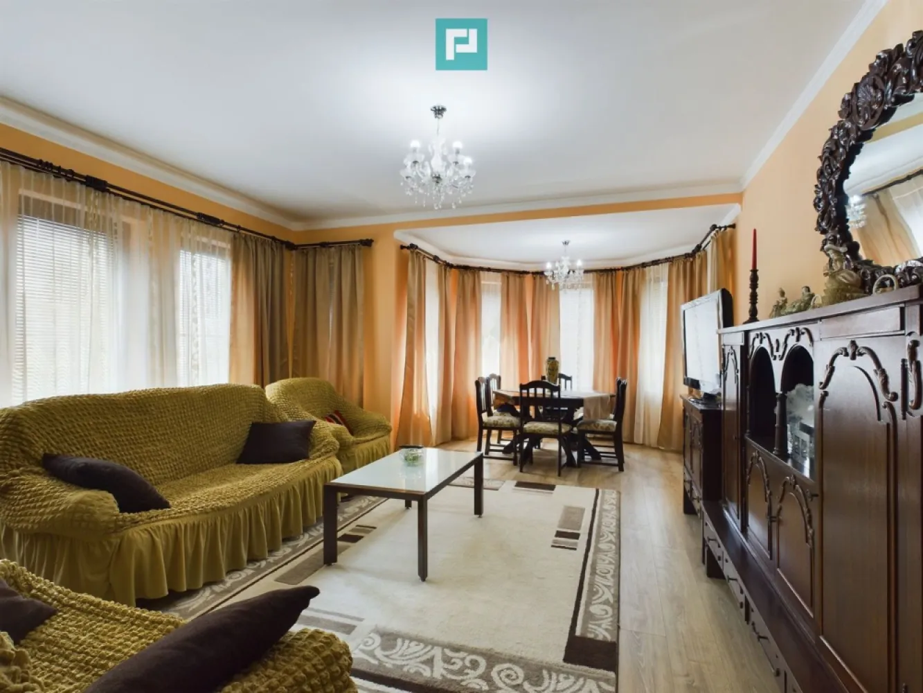 Casă individuală Moșnița Nouă - Vă prezentăm o casă individuală luminoasă, situată în Moșnița Nouă, perfectă pentru o familie care își dorește confort și intimitate. Această proprietate deosebită este amplasată într-o zonă liniștită, dar totodată foarte aproape de șoseaua principală, oferindu-vă acces facil către toate punctele de interes. Casa dispune de 5 camere spațioase, inclusiv un dormitor matrimonial cu baie proprie. Bucătăria este închisă și are un spațiu generos pentru luat masa, ideal pentru momentele petrecute împreună cu familia. Terasa generoasă și curtea frumos amenajată oferă un loc perfect pentru relaxare și activități în aer liber. Garajul a fost transformat într-o cameră de lucru, care poate fi folosită ca birou sau poate fi reamenajat ca garaj, în funcție de nevoile dumneavoastră. Proprietatea beneficiază de toate utilitățile necesare și nu necesită renovare, fiind gata să devină noul dumneavoastră cămin. Pentru mai multe informații despre această proprietate și stabilirea unei vizionări, așteptăm apelul dumneavoastră! Daniela Ianc - consultant imobiliar PropertyLab Telefon : 0722375289 mail: daniela.ianc@propertylab.ro CP2334595 }}