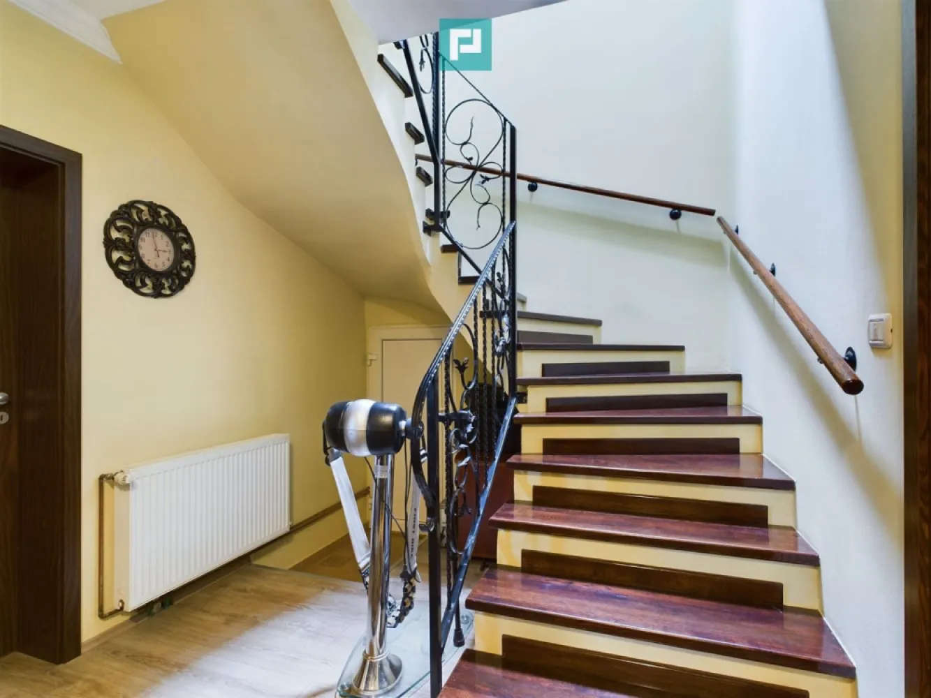 Casă individuală Moșnița Nouă - Vă prezentăm o casă individuală luminoasă, situată în Moșnița Nouă, perfectă pentru o familie care își dorește confort și intimitate. Această proprietate deosebită este amplasată într-o zonă liniștită, dar totodată foarte aproape de șoseaua principală, oferindu-vă acces facil către toate punctele de interes. Casa dispune de 5 camere spațioase, inclusiv un dormitor matrimonial cu baie proprie. Bucătăria este închisă și are un spațiu generos pentru luat masa, ideal pentru momentele petrecute împreună cu familia. Terasa generoasă și curtea frumos amenajată oferă un loc perfect pentru relaxare și activități în aer liber. Garajul a fost transformat într-o cameră de lucru, care poate fi folosită ca birou sau poate fi reamenajat ca garaj, în funcție de nevoile dumneavoastră. Proprietatea beneficiază de toate utilitățile necesare și nu necesită renovare, fiind gata să devină noul dumneavoastră cămin. Pentru mai multe informații despre această proprietate și stabilirea unei vizionări, așteptăm apelul dumneavoastră! Daniela Ianc - consultant imobiliar PropertyLab Telefon : 0722375289 mail: daniela.ianc@propertylab.ro CP2334595 }}