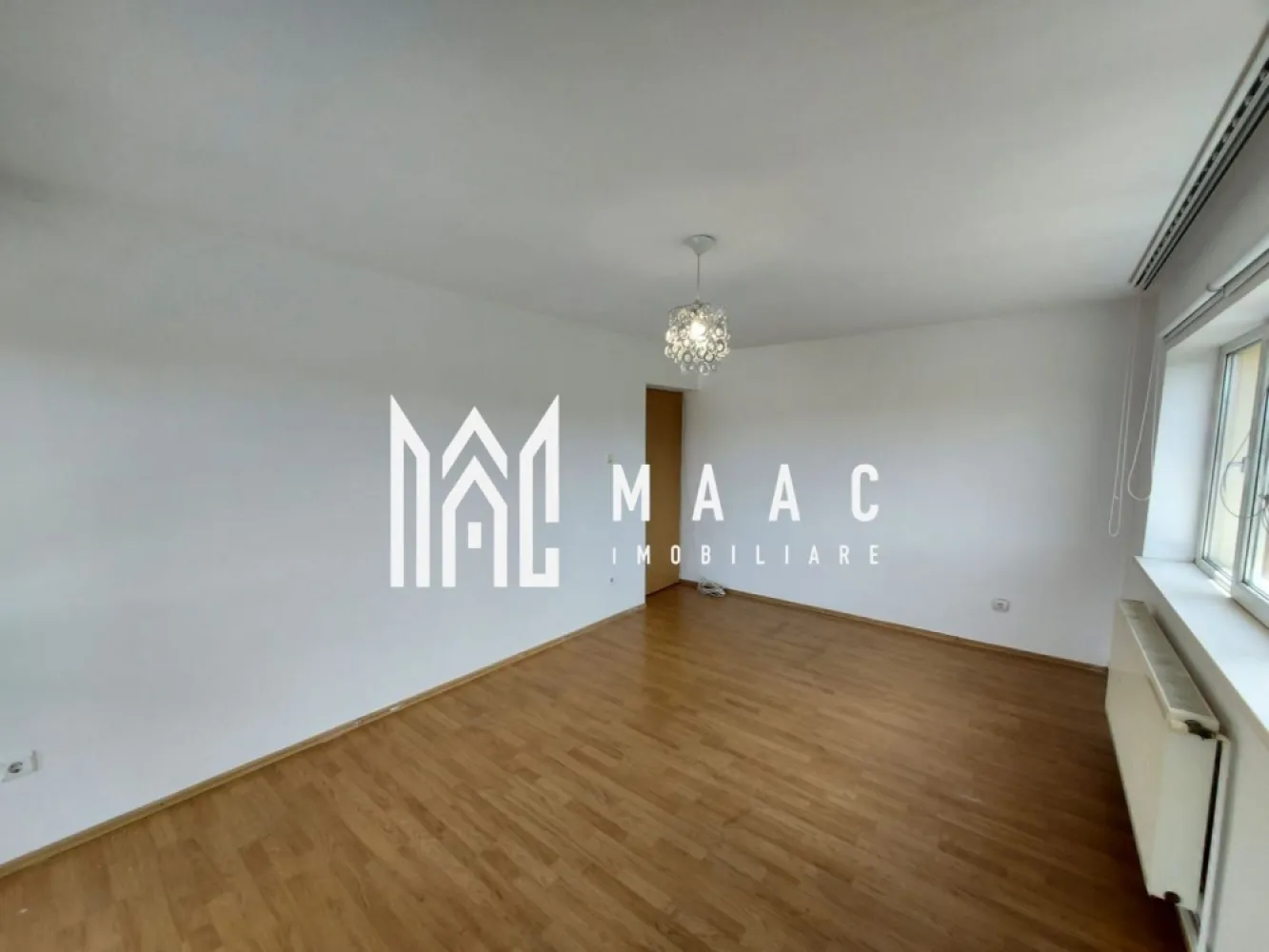 Apartament 3 camere de vânzare | Sibiu Central | 67 mp, decomandat - Apartament de vânzare în Sibiu, cu 3 camere decomandate, situat în zona Central - reper Trei Stejari, cu 67 mp utili, balcon și poziționare la etajul 1.

Detalii proprietate:
• Suprafață utilă: 67 mp
• Compartimentare: 3 camere decomandate
• 2 dormitoare, living, bucătărie separată, hol și baie
• Etaj 1 din 2, într-un imobil finalizat
• An construcție: 2000
• Stare interioară: finisat clasic
• Apartament nemobilat
• Balcon cu acces din living, dormitor și bucătărie
• Bloc tip vilă, cu regim redus de înălțime
• Imobil din cărămidă, izolat termic
• Există posibilitatea utilizării unui loc de parcare amenajat

Proprietatea este amplasată în zona Trei Stejari, aproape de Promenada Mall și Gara Sibiu. În apropiere se află Școala nr. 4, Profi și Trans Agape, iar strada este recent asfaltată.

Pentru detalii suplimentare și programarea unei vizionări, contactați echipa MAAC Imobiliare și menționați Cod anunț CP3015714.