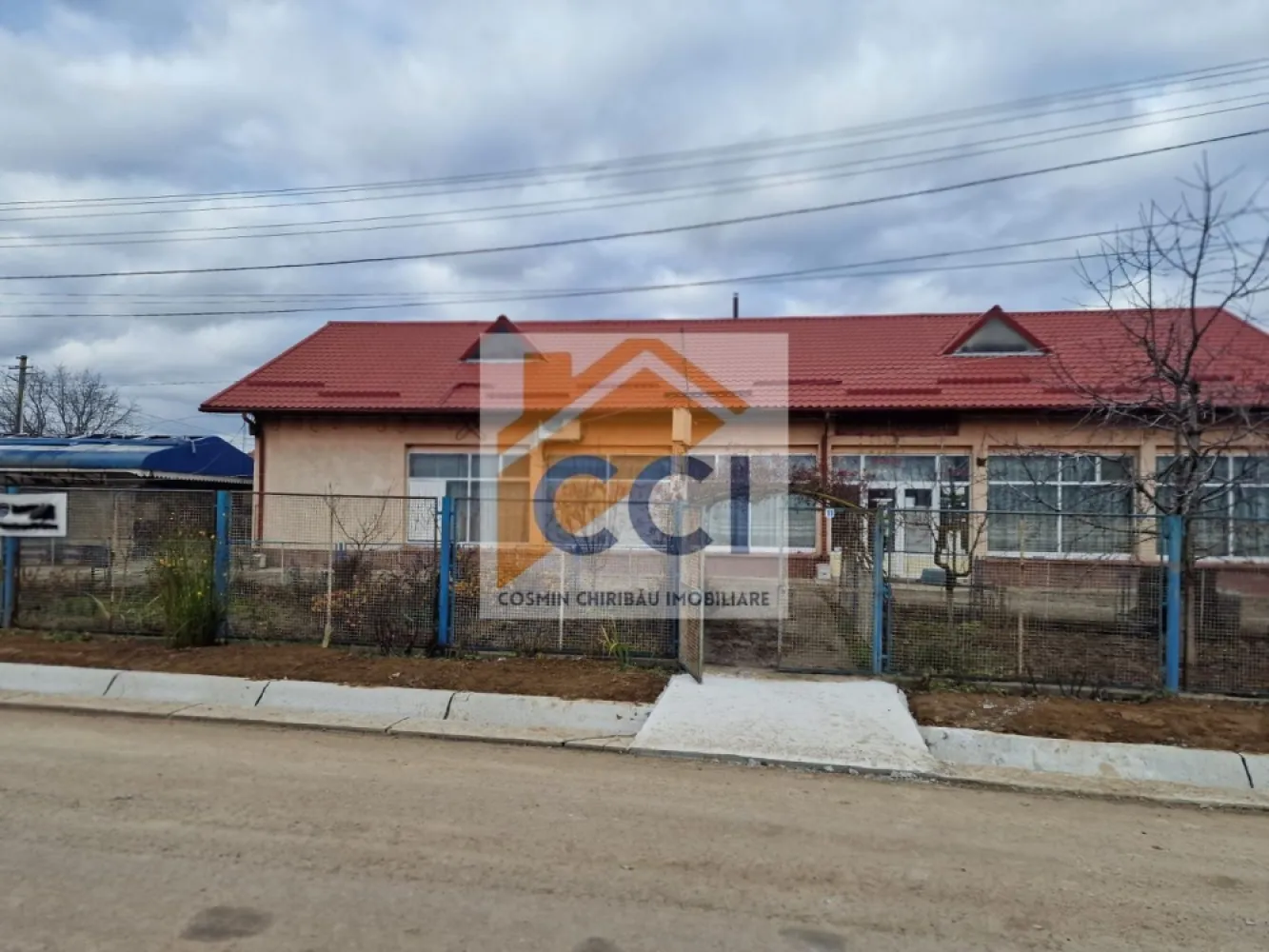Se oferă spre vânzare / închiriere clădire cu spațiu comercial - Se oferă spre vânzare / închiriere clădire-spațiu comercial, situată lângă Primăria din Buciumi, într-o zonă centrală, cu vizibilitate foarte bună.Afacerea ta poate debuta imediat in aceasta locatie chiar daca eceasta este in mediul rural!!

Imobilul este ideal pentru magazin (retail alimentar), cafenea, bar, birou, cabinete medicale sau sediu de firmă, având acces direct din stradă și posibilitate de amenajare după necesități.
Avantaje:
- poziție excelentă, zonă centrală
- trafic pietonal constant
- acces direct din exterior
- utilități disponibile
- potrivit pentru activități comerciale și HoReCa
Caracteristici:
-teren 1720 m
-cladirea principala ( C1) 287mp de tip open space,structura de beton,inchideri perimetrale cu caramida si invelitoare tigla metalica Lindab/
-atelier/magazie (C6) structura de rezistenta metalica cu inchideri panouri sandwich
-magazie exterioara acoperita cu tabla ( C2) 87mp
-terasa exterioara acoperita cu tabla ( C5)-63m-incalzirea cu CT proprie pe lemne,energie elctrica mono si trifazic,apa potabila de la reteaua comunala +fantana proprie cu hidrofor

O oportunitate foarte bună pentru deschiderea unei cafenele sau a unui magazin, într-o zonă frecventată și ușor accesibilă.