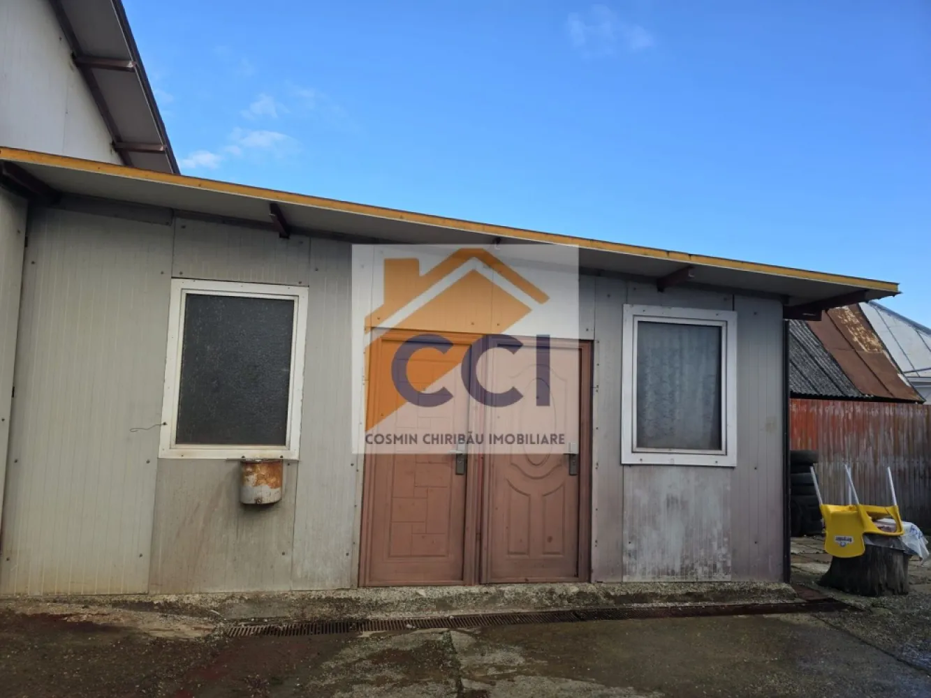 Se oferă spre vânzare / închiriere clădire cu spațiu comercial - Se oferă spre vânzare / închiriere clădire-spațiu comercial, situată lângă Primăria din Buciumi, într-o zonă centrală, cu vizibilitate foarte bună.Afacerea ta poate debuta imediat in aceasta locatie chiar daca eceasta este in mediul rural!!

Imobilul este ideal pentru magazin (retail alimentar), cafenea, bar, birou, cabinete medicale sau sediu de firmă, având acces direct din stradă și posibilitate de amenajare după necesități.
Avantaje:
- poziție excelentă, zonă centrală
- trafic pietonal constant
- acces direct din exterior
- utilități disponibile
- potrivit pentru activități comerciale și HoReCa
Caracteristici:
-teren 1720 m
-cladirea principala ( C1) 287mp de tip open space,structura de beton,inchideri perimetrale cu caramida si invelitoare tigla metalica Lindab/
-atelier/magazie (C6) structura de rezistenta metalica cu inchideri panouri sandwich
-magazie exterioara acoperita cu tabla ( C2) 87mp
-terasa exterioara acoperita cu tabla ( C5)-63m-incalzirea cu CT proprie pe lemne,energie elctrica mono si trifazic,apa potabila de la reteaua comunala +fantana proprie cu hidrofor

O oportunitate foarte bună pentru deschiderea unei cafenele sau a unui magazin, într-o zonă frecventată și ușor accesibilă.