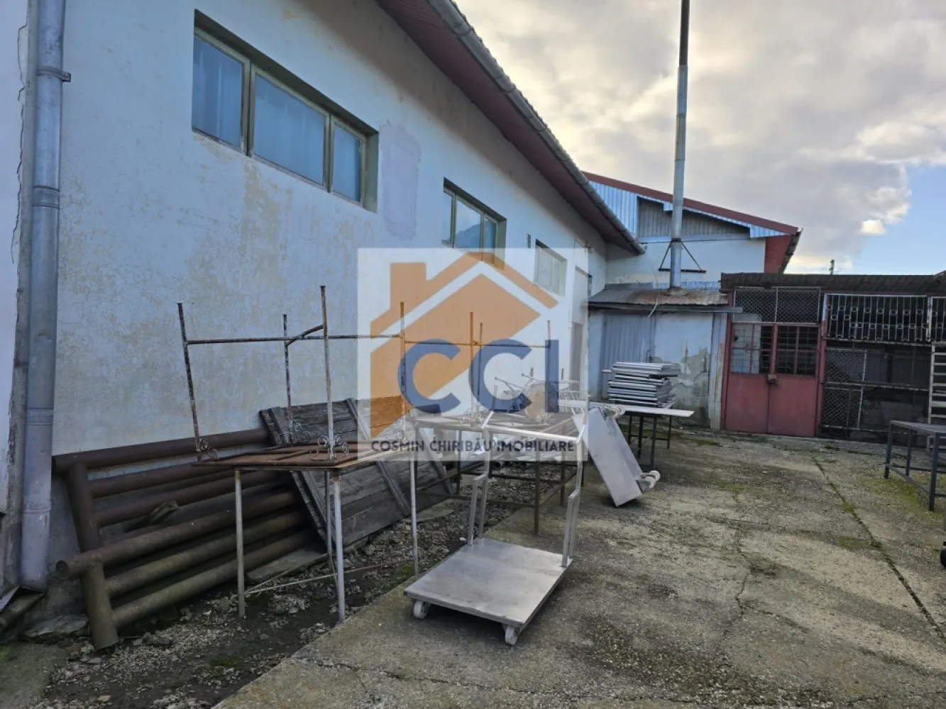 Se oferă spre vânzare / închiriere clădire cu spațiu comercial - Se oferă spre vânzare / închiriere clădire-spațiu comercial, situată lângă Primăria din Buciumi, într-o zonă centrală, cu vizibilitate foarte bună.Afacerea ta poate debuta imediat in aceasta locatie chiar daca eceasta este in mediul rural!!

Imobilul este ideal pentru magazin (retail alimentar), cafenea, bar, birou, cabinete medicale sau sediu de firmă, având acces direct din stradă și posibilitate de amenajare după necesități.
Avantaje:
- poziție excelentă, zonă centrală
- trafic pietonal constant
- acces direct din exterior
- utilități disponibile
- potrivit pentru activități comerciale și HoReCa
Caracteristici:
-teren 1720 m
-cladirea principala ( C1) 287mp de tip open space,structura de beton,inchideri perimetrale cu caramida si invelitoare tigla metalica Lindab/
-atelier/magazie (C6) structura de rezistenta metalica cu inchideri panouri sandwich
-magazie exterioara acoperita cu tabla ( C2) 87mp
-terasa exterioara acoperita cu tabla ( C5)-63m-incalzirea cu CT proprie pe lemne,energie elctrica mono si trifazic,apa potabila de la reteaua comunala +fantana proprie cu hidrofor

O oportunitate foarte bună pentru deschiderea unei cafenele sau a unui magazin, într-o zonă frecventată și ușor accesibilă.