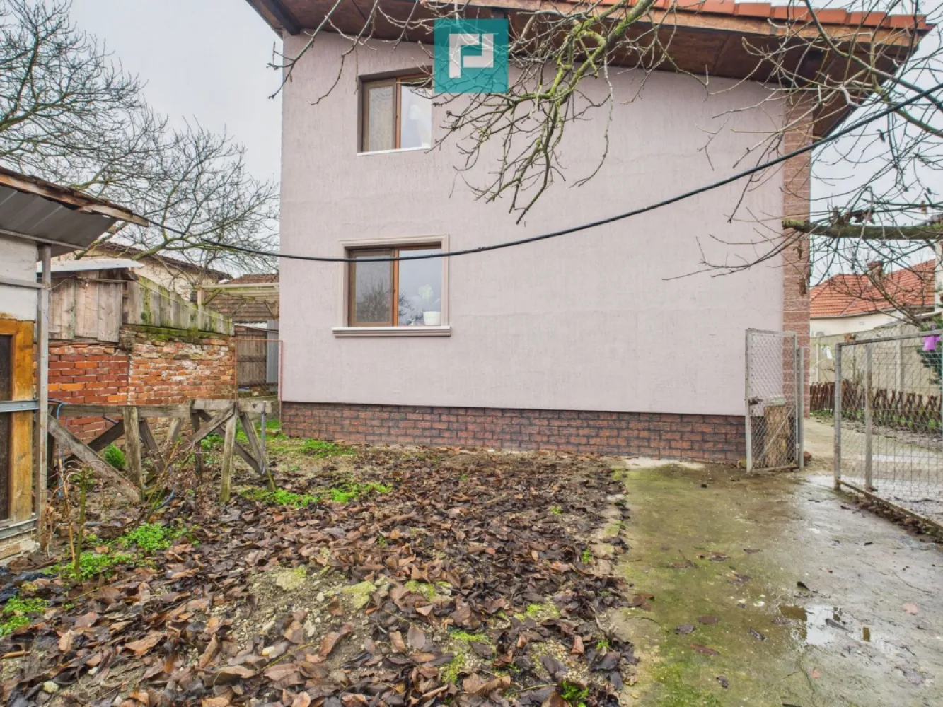 Două case pe un teren generos în Ghiroda - Două case, o singură oportunitate – Ghiroda, teren generos de 1.307 mp! Property Lab vă propune spre vânzare două case situate în aceeași curte, în localitatea Ghiroda, chiar in vatra satului , pe un teren de 1.307 mp, cu un front stradal de 13 m (lățime care ajunge la 19 m în partea din spate). Una dintre case este construcție nouă, cealaltă este o construcție mai veche, solidă, ideală pentru renovare sau extindere. Proprietatea dispune de toate utilitățile: apă, gaz, curent, canalizare. Încălzirea se face prin calorifere, cu centrală pe gaz având posibilitatea de a utiliza si o centrală pe lemne. Ambele case sunt complet mobilate și utilate. Finisaje moderne, cu parchet laminat și spații de locuit bine întreținute. Curtea este amenajată cu pomi fructiferi și o zonă dedicată pentru grădinărit. Oportunitate perfectă pentru o familie extinsă sau pentru investiție în două unități locative. Suprafață teren: 1.307 mp Front stradal: 13 m, care se lățește până la 19 m în partea din spate Doua construcții : - C1- 115 mp ( casă nouă, în stare foarte bună ) - C2 - 55 mp ( casă veche, cu potențial de renovare sau extindere ) Utilități complete: apă, canal, gaz, curent Încălzire: centrală pe gaz + centrală pe lemne Ideală pentru locuire multifamilială sau investiție ! Contact: Dina Driment – Consultant Imobiliar telefon : 0721 869 140 e-mail : dina.driment@propertylab.ro CP2334629