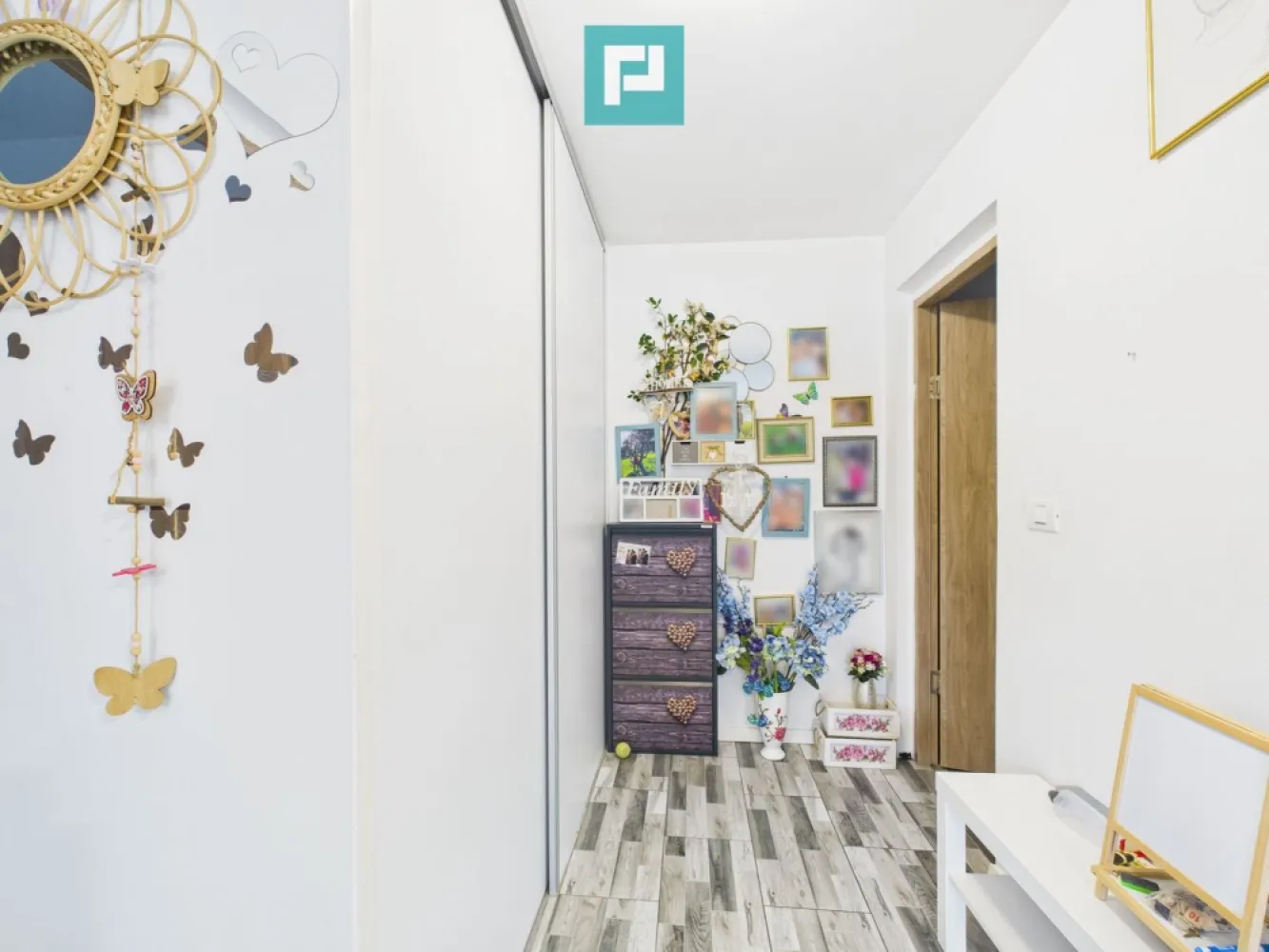 Două case pe un teren generos în Ghiroda - Două case, o singură oportunitate – Ghiroda, teren generos de 1.307 mp! Property Lab vă propune spre vânzare două case situate în aceeași curte, în localitatea Ghiroda, chiar in vatra satului , pe un teren de 1.307 mp, cu un front stradal de 13 m (lățime care ajunge la 19 m în partea din spate). Una dintre case este construcție nouă, cealaltă este o construcție mai veche, solidă, ideală pentru renovare sau extindere. Proprietatea dispune de toate utilitățile: apă, gaz, curent, canalizare. Încălzirea se face prin calorifere, cu centrală pe gaz având posibilitatea de a utiliza si o centrală pe lemne. Ambele case sunt complet mobilate și utilate. Finisaje moderne, cu parchet laminat și spații de locuit bine întreținute. Curtea este amenajată cu pomi fructiferi și o zonă dedicată pentru grădinărit. Oportunitate perfectă pentru o familie extinsă sau pentru investiție în două unități locative. Suprafață teren: 1.307 mp Front stradal: 13 m, care se lățește până la 19 m în partea din spate Doua construcții : - C1- 115 mp ( casă nouă, în stare foarte bună ) - C2 - 55 mp ( casă veche, cu potențial de renovare sau extindere ) Utilități complete: apă, canal, gaz, curent Încălzire: centrală pe gaz + centrală pe lemne Ideală pentru locuire multifamilială sau investiție ! Contact: Dina Driment – Consultant Imobiliar telefon : 0721 869 140 e-mail : dina.driment@propertylab.ro CP2334629 }}