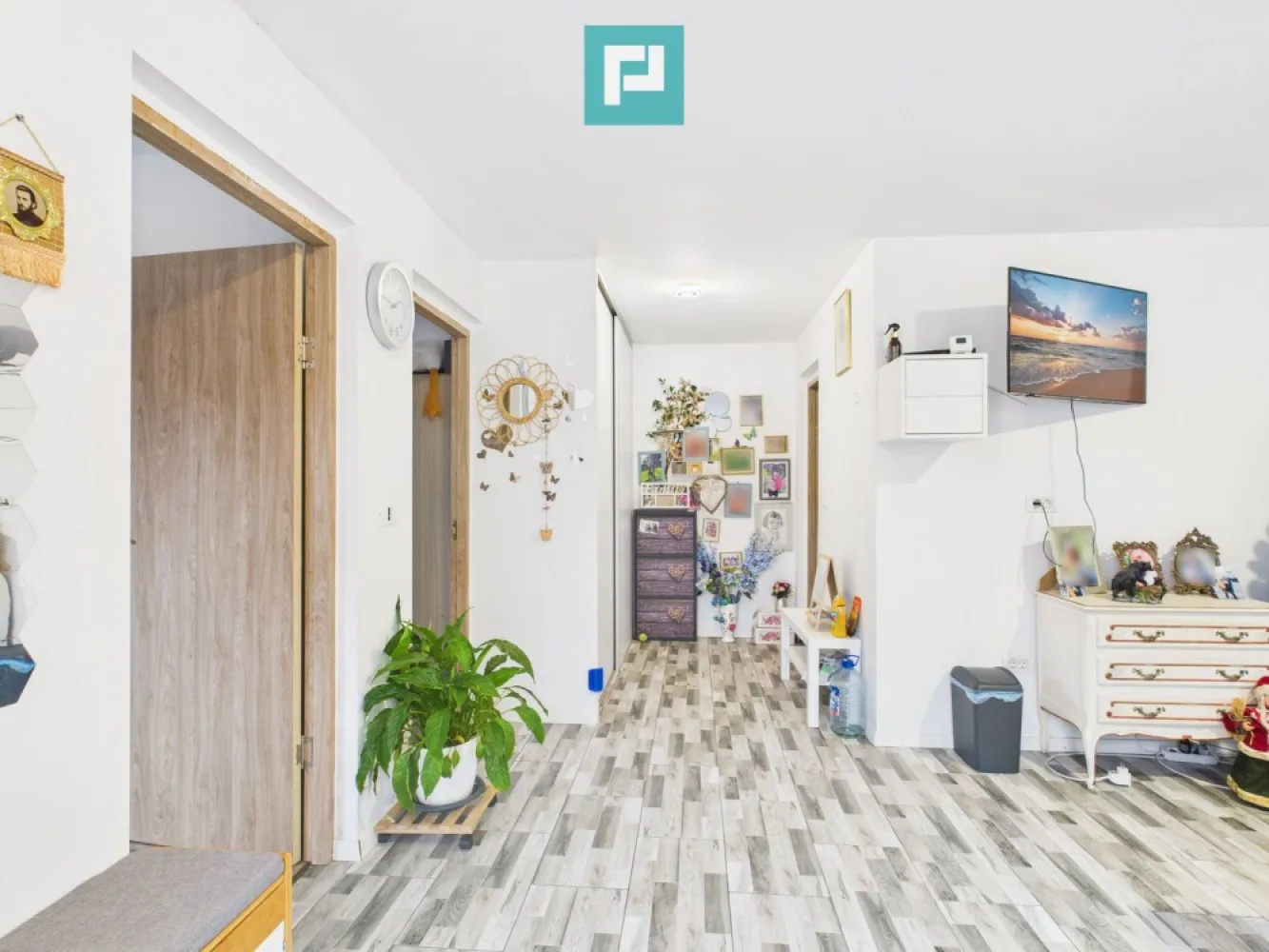 Două case pe un teren generos în Ghiroda - Două case, o singură oportunitate – Ghiroda, teren generos de 1.307 mp! Property Lab vă propune spre vânzare două case situate în aceeași curte, în localitatea Ghiroda, chiar in vatra satului , pe un teren de 1.307 mp, cu un front stradal de 13 m (lățime care ajunge la 19 m în partea din spate). Una dintre case este construcție nouă, cealaltă este o construcție mai veche, solidă, ideală pentru renovare sau extindere. Proprietatea dispune de toate utilitățile: apă, gaz, curent, canalizare. Încălzirea se face prin calorifere, cu centrală pe gaz având posibilitatea de a utiliza si o centrală pe lemne. Ambele case sunt complet mobilate și utilate. Finisaje moderne, cu parchet laminat și spații de locuit bine întreținute. Curtea este amenajată cu pomi fructiferi și o zonă dedicată pentru grădinărit. Oportunitate perfectă pentru o familie extinsă sau pentru investiție în două unități locative. Suprafață teren: 1.307 mp Front stradal: 13 m, care se lățește până la 19 m în partea din spate Doua construcții : - C1- 115 mp ( casă nouă, în stare foarte bună ) - C2 - 55 mp ( casă veche, cu potențial de renovare sau extindere ) Utilități complete: apă, canal, gaz, curent Încălzire: centrală pe gaz + centrală pe lemne Ideală pentru locuire multifamilială sau investiție ! Contact: Dina Driment – Consultant Imobiliar telefon : 0721 869 140 e-mail : dina.driment@propertylab.ro CP2334629 }}