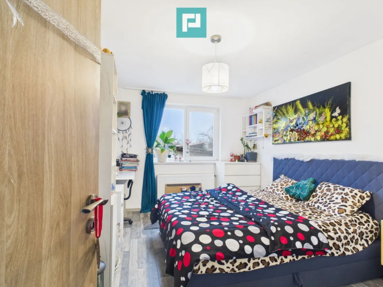 Două case pe un teren generos în Ghiroda - Două case, o singură oportunitate – Ghiroda, teren generos de 1.307 mp! Property Lab vă propune spre vânzare două case situate în aceeași curte, în localitatea Ghiroda, chiar in vatra satului , pe un teren de 1.307 mp, cu un front stradal de 13 m (lățime care ajunge la 19 m în partea din spate). Una dintre case este construcție nouă, cealaltă este o construcție mai veche, solidă, ideală pentru renovare sau extindere. Proprietatea dispune de toate utilitățile: apă, gaz, curent, canalizare. Încălzirea se face prin calorifere, cu centrală pe gaz având posibilitatea de a utiliza si o centrală pe lemne. Ambele case sunt complet mobilate și utilate. Finisaje moderne, cu parchet laminat și spații de locuit bine întreținute. Curtea este amenajată cu pomi fructiferi și o zonă dedicată pentru grădinărit. Oportunitate perfectă pentru o familie extinsă sau pentru investiție în două unități locative. Suprafață teren: 1.307 mp Front stradal: 13 m, care se lățește până la 19 m în partea din spate Doua construcții : - C1- 115 mp ( casă nouă, în stare foarte bună ) - C2 - 55 mp ( casă veche, cu potențial de renovare sau extindere ) Utilități complete: apă, canal, gaz, curent Încălzire: centrală pe gaz + centrală pe lemne Ideală pentru locuire multifamilială sau investiție ! Contact: Dina Driment – Consultant Imobiliar telefon : 0721 869 140 e-mail : dina.driment@propertylab.ro CP2334629 }}