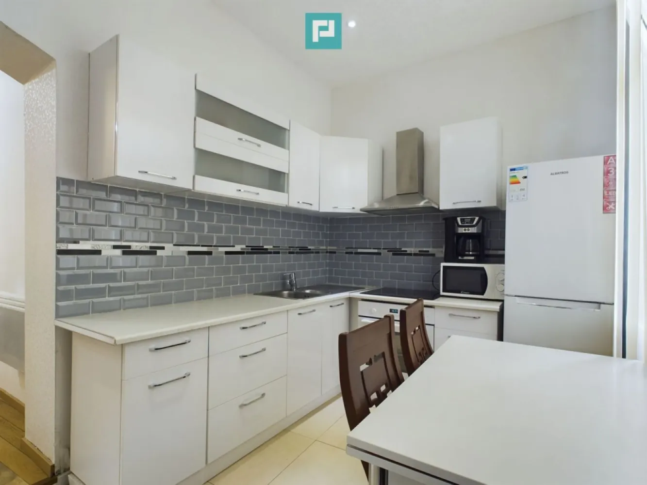 Casă cu 4 camere, renovată, în zona Gării de Nord - Oferim spre vânzare o casă cu 4 camere situată în zona Gării de Nord, la curte comună. Casă este structurată tip P+M și este compartimentată astfel : • Parter - Living - Bucătărie - Dormitor / Birou - Baie - Hol • Mansardă - 2 dormitoare - baie • Construcția este din cărămidă și a fost renovată complet, interior, exterior și acoperiș • Se vinde mobilată și utilată parțial așa cum se observă în poze • Racordată la toate utilitățile, mai puțin gaz (se poate racorda fără probleme) • Încălzirea actuală se realizează cu calorifere electrice. • Curtea este comună dar casa este prima locuință la intrarea în curte ! Contactează-mă pentru mai multe detalii și programarea unei vizionări ! Marian Dobre - Consultant Imobiliar PropertyLab Timișoara Telefon: 0773 700 389 Mail: marian.dobre@propertylab.ro Cod Proprietate: 2334683