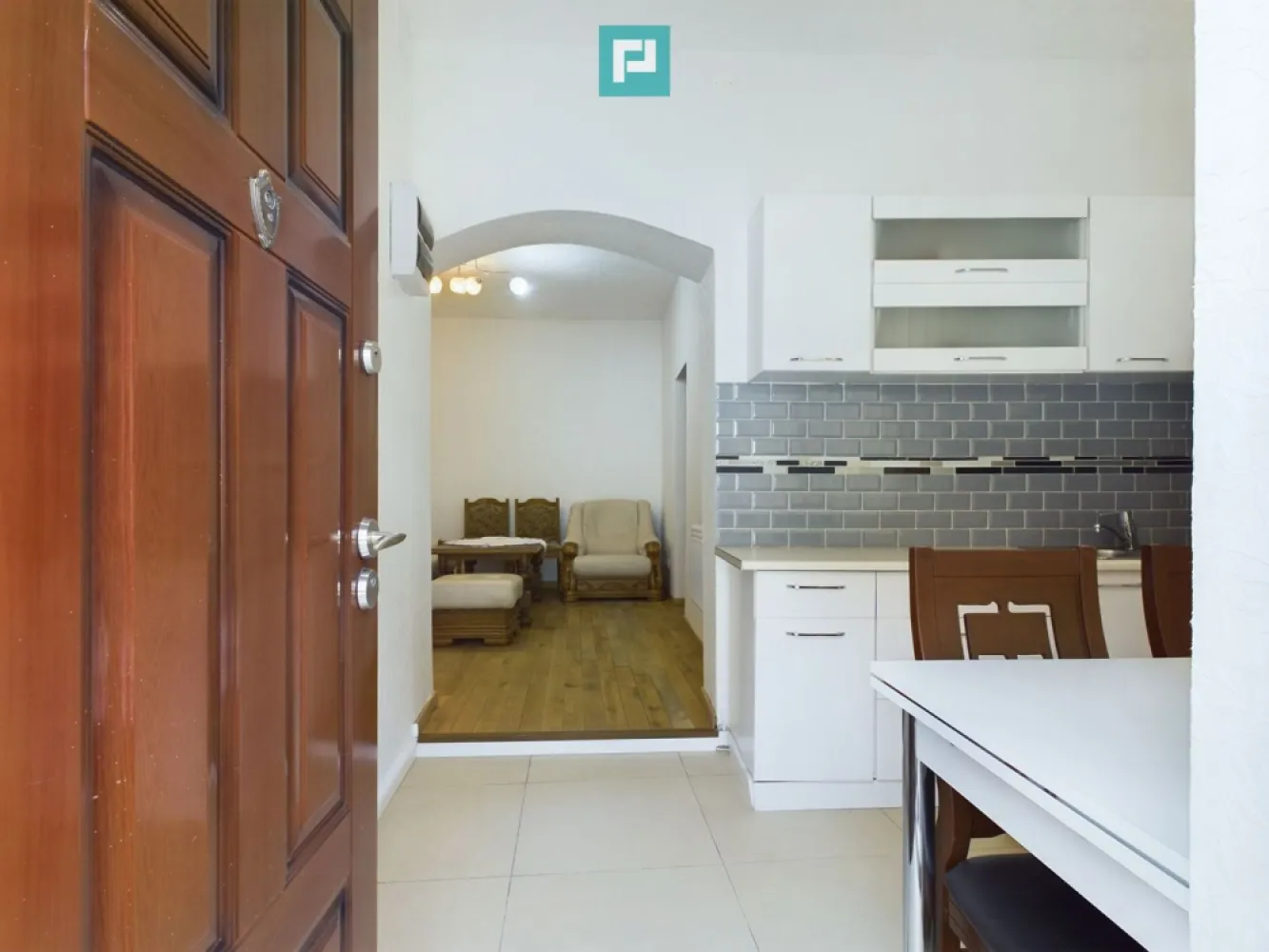 Casă cu 4 camere, renovată, în zona Gării de Nord - Oferim spre vânzare o casă cu 4 camere situată în zona Gării de Nord, la curte comună. Casă este structurată tip P+M și este compartimentată astfel : • Parter - Living - Bucătărie - Dormitor / Birou - Baie - Hol • Mansardă - 2 dormitoare - baie • Construcția este din cărămidă și a fost renovată complet, interior, exterior și acoperiș • Se vinde mobilată și utilată parțial așa cum se observă în poze • Racordată la toate utilitățile, mai puțin gaz (se poate racorda fără probleme) • Încălzirea actuală se realizează cu calorifere electrice. • Curtea este comună dar casa este prima locuință la intrarea în curte ! Contactează-mă pentru mai multe detalii și programarea unei vizionări ! Marian Dobre - Consultant Imobiliar PropertyLab Timișoara Telefon: 0773 700 389 Mail: marian.dobre@propertylab.ro Cod Proprietate: 2334683 }}