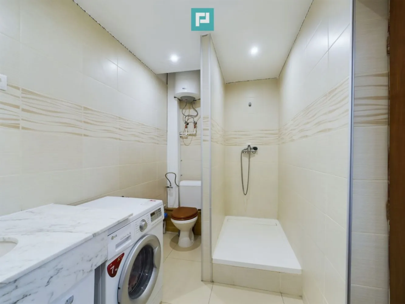 Casă cu 4 camere, renovată, în zona Gării de Nord - Oferim spre vânzare o casă cu 4 camere situată în zona Gării de Nord, la curte comună. Casă este structurată tip P+M și este compartimentată astfel : • Parter - Living - Bucătărie - Dormitor / Birou - Baie - Hol • Mansardă - 2 dormitoare - baie • Construcția este din cărămidă și a fost renovată complet, interior, exterior și acoperiș • Se vinde mobilată și utilată parțial așa cum se observă în poze • Racordată la toate utilitățile, mai puțin gaz (se poate racorda fără probleme) • Încălzirea actuală se realizează cu calorifere electrice. • Curtea este comună dar casa este prima locuință la intrarea în curte ! Contactează-mă pentru mai multe detalii și programarea unei vizionări ! Marian Dobre - Consultant Imobiliar PropertyLab Timișoara Telefon: 0773 700 389 Mail: marian.dobre@propertylab.ro Cod Proprietate: 2334683 }}