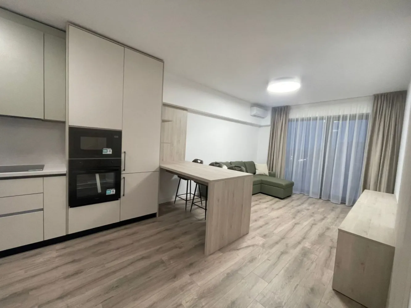 Apartament 2 camere premium, mobilat/utilat nou-Urbana residence - Apartament 2 camere de închiriat – Urbana Residence, Oradea Se închiriază apartament cu 2 camere, situat în Oradea, str. Tudor Vladimirescu – Urbana Residence, foarte aproape de Prima Shops și de toate punctele de interes (magazine, transport, servicii). Apartamentul este situat la etajul 4 si detine loc de parcare. Construcție nouă, complet mobilat și utilat, ideal pentru o mutare imediată. Dotări: aer condiționat încălzire în pardoseală (foarte eficientă, costuri mici de întreținere) mașină de spălat vase mașină de spălat rufe electrocasnice moderne noi de ultima generatie La preluarea imobilului, se percepe contravaloarea a unei (1) luni de chirie ca şi garanţie. Disponibilitatea pentru inchiriere a apartamentul, este imediata!. NU se accepta animale de companie Imobilul dispune de loc parcare la subteran, inclus in preţul de 540 EURO chirie/lună. Contact: Sorin Gligor tel: 0731290032 }}