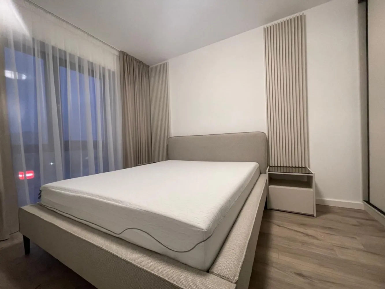Apartament 2 camere premium, mobilat/utilat nou-Urbana residence - Apartament 2 camere de închiriat – Urbana Residence, Oradea Se închiriază apartament cu 2 camere, situat în Oradea, str. Tudor Vladimirescu – Urbana Residence, foarte aproape de Prima Shops și de toate punctele de interes (magazine, transport, servicii). Apartamentul este situat la etajul 4 si detine loc de parcare. Construcție nouă, complet mobilat și utilat, ideal pentru o mutare imediată. Dotări: aer condiționat încălzire în pardoseală (foarte eficientă, costuri mici de întreținere) mașină de spălat vase mașină de spălat rufe electrocasnice moderne noi de ultima generatie La preluarea imobilului, se percepe contravaloarea a unei (1) luni de chirie ca şi garanţie. Disponibilitatea pentru inchiriere a apartamentul, este imediata!. NU se accepta animale de companie Imobilul dispune de loc parcare la subteran, inclus in preţul de 540 EURO chirie/lună. Contact: Sorin Gligor tel: 0731290032 }}